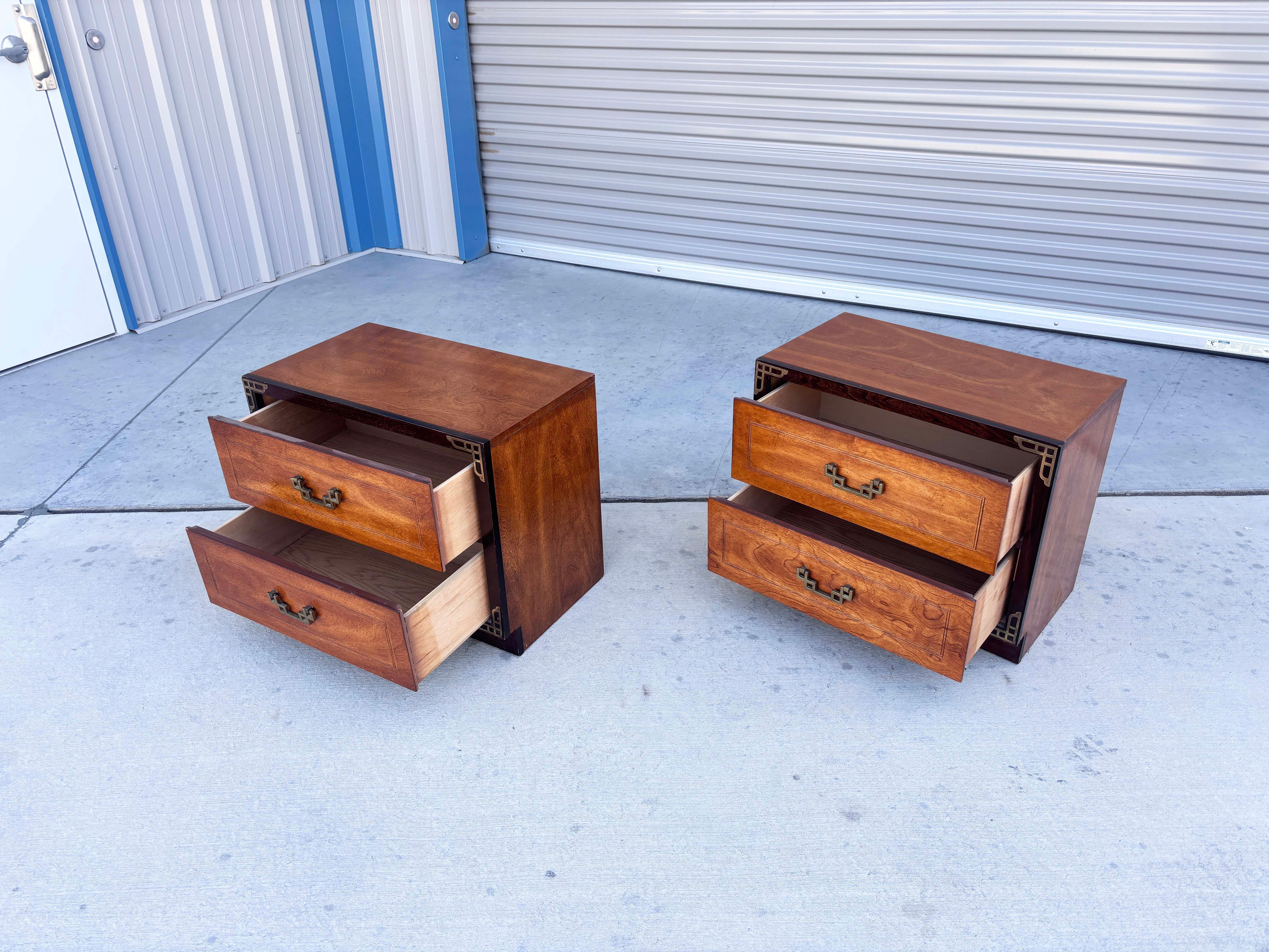 Americano Coppia di comodini in legno di noce e ottone del Medioevo degli anni '70 in vendita