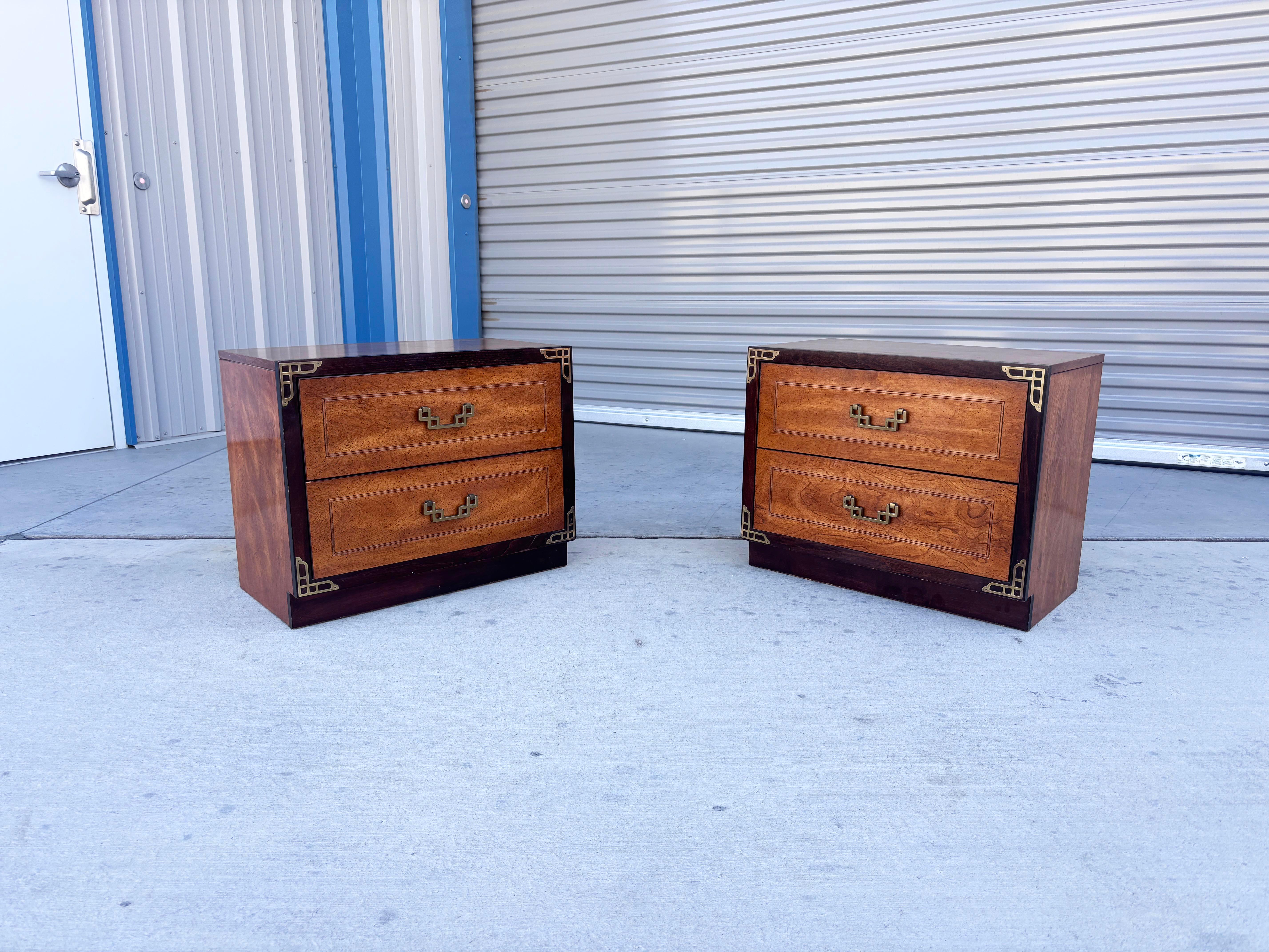 Coppia di comodini in legno di noce e ottone del Medioevo degli anni '70 In condizioni buone in vendita a North Hollywood, CA