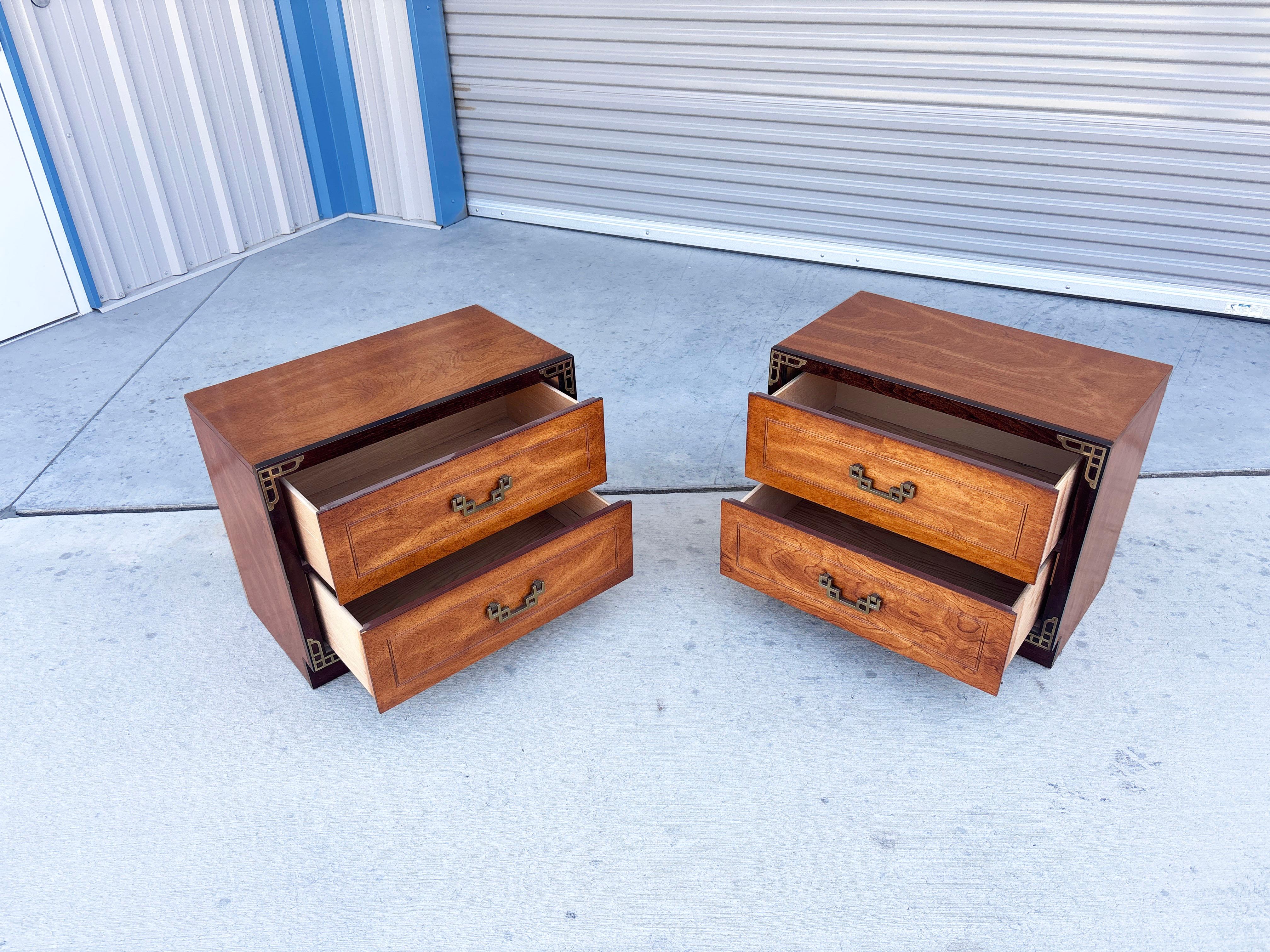 Fine XX secolo Coppia di comodini in legno di noce e ottone del Medioevo degli anni '70 in vendita