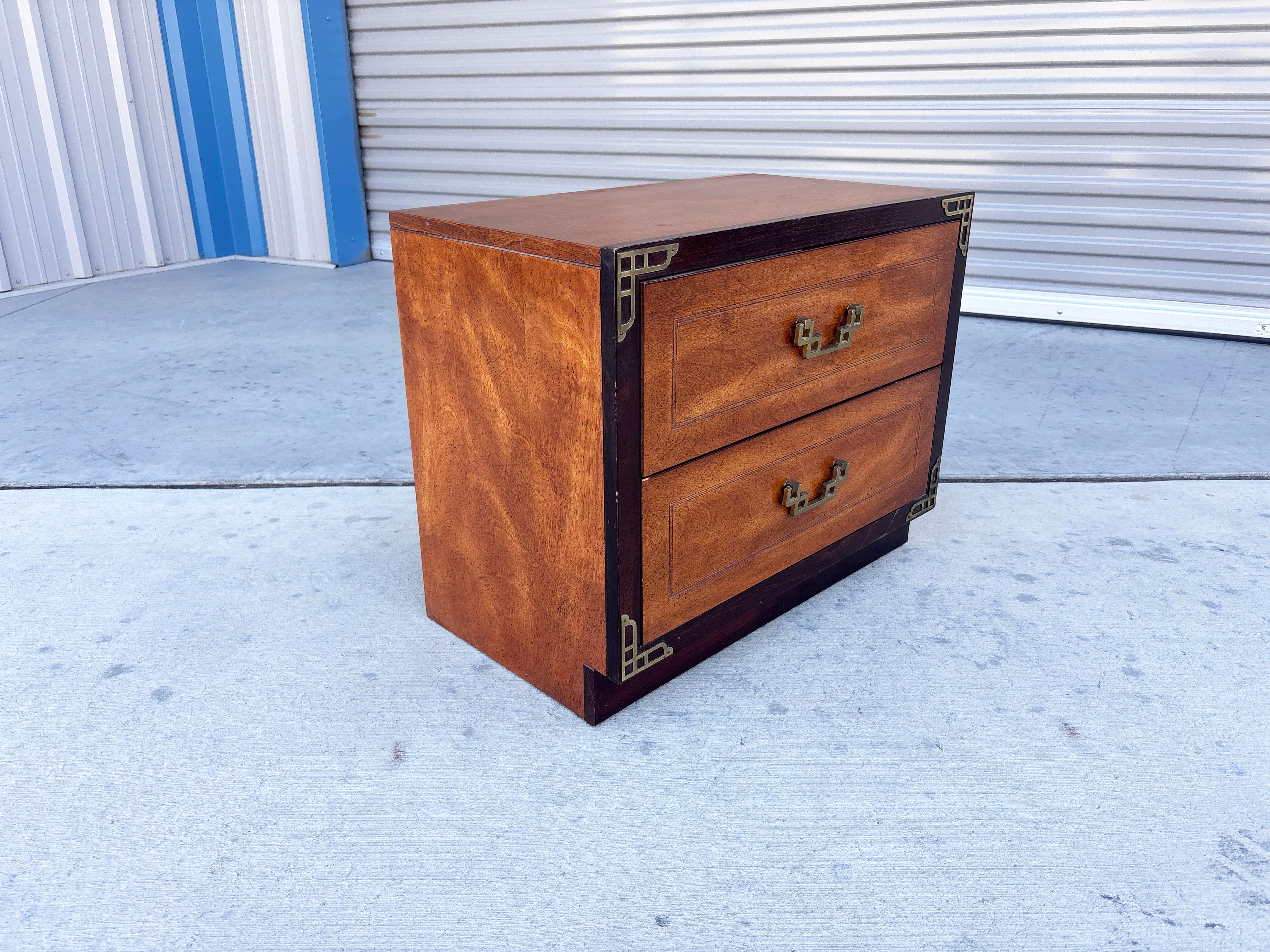 Ottone Coppia di comodini in legno di noce e ottone del Medioevo degli anni '70 in vendita