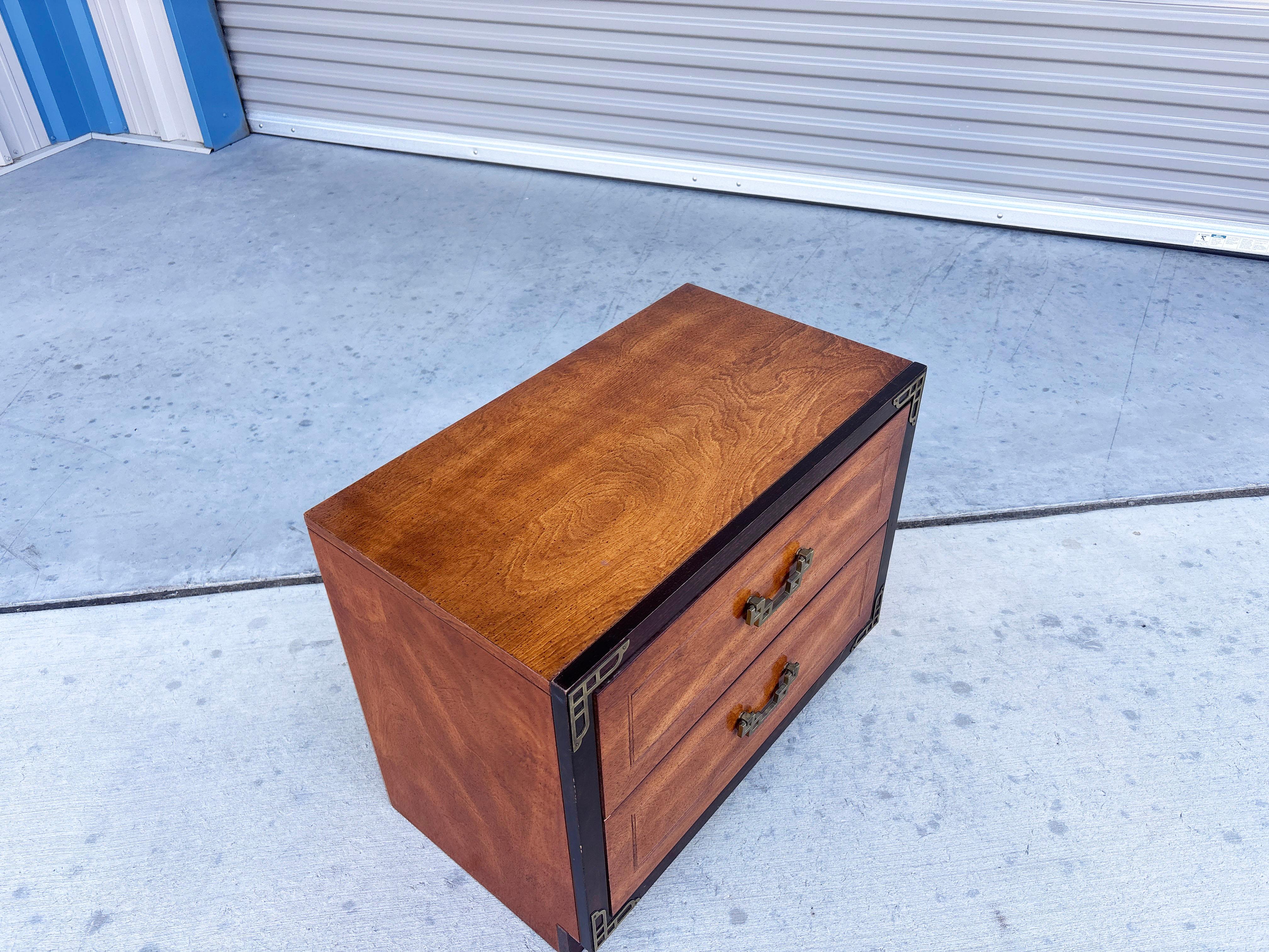 Coppia di comodini in legno di noce e ottone del Medioevo degli anni '70 in vendita 1