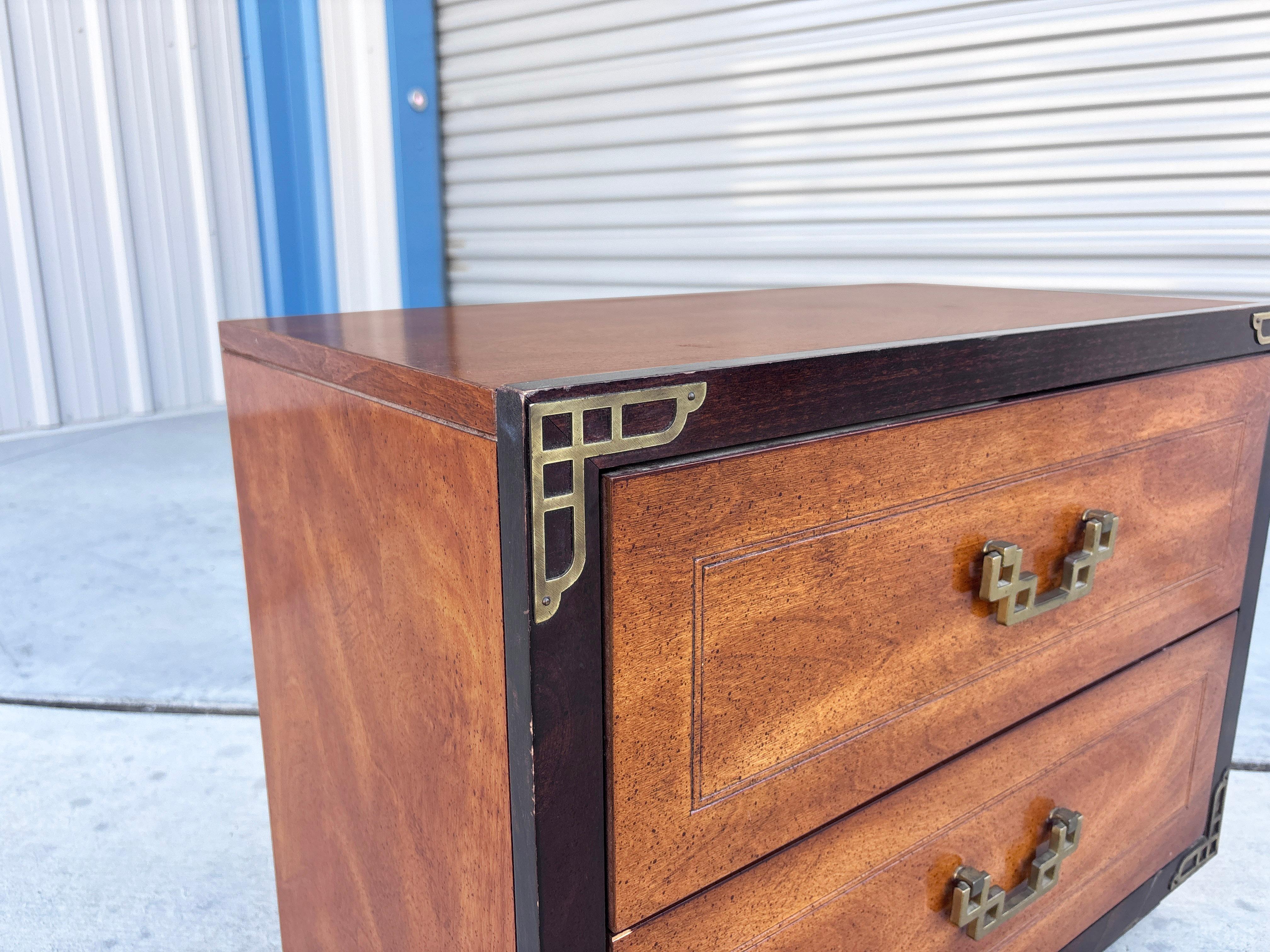 Coppia di comodini in legno di noce e ottone del Medioevo degli anni '70 in vendita 2