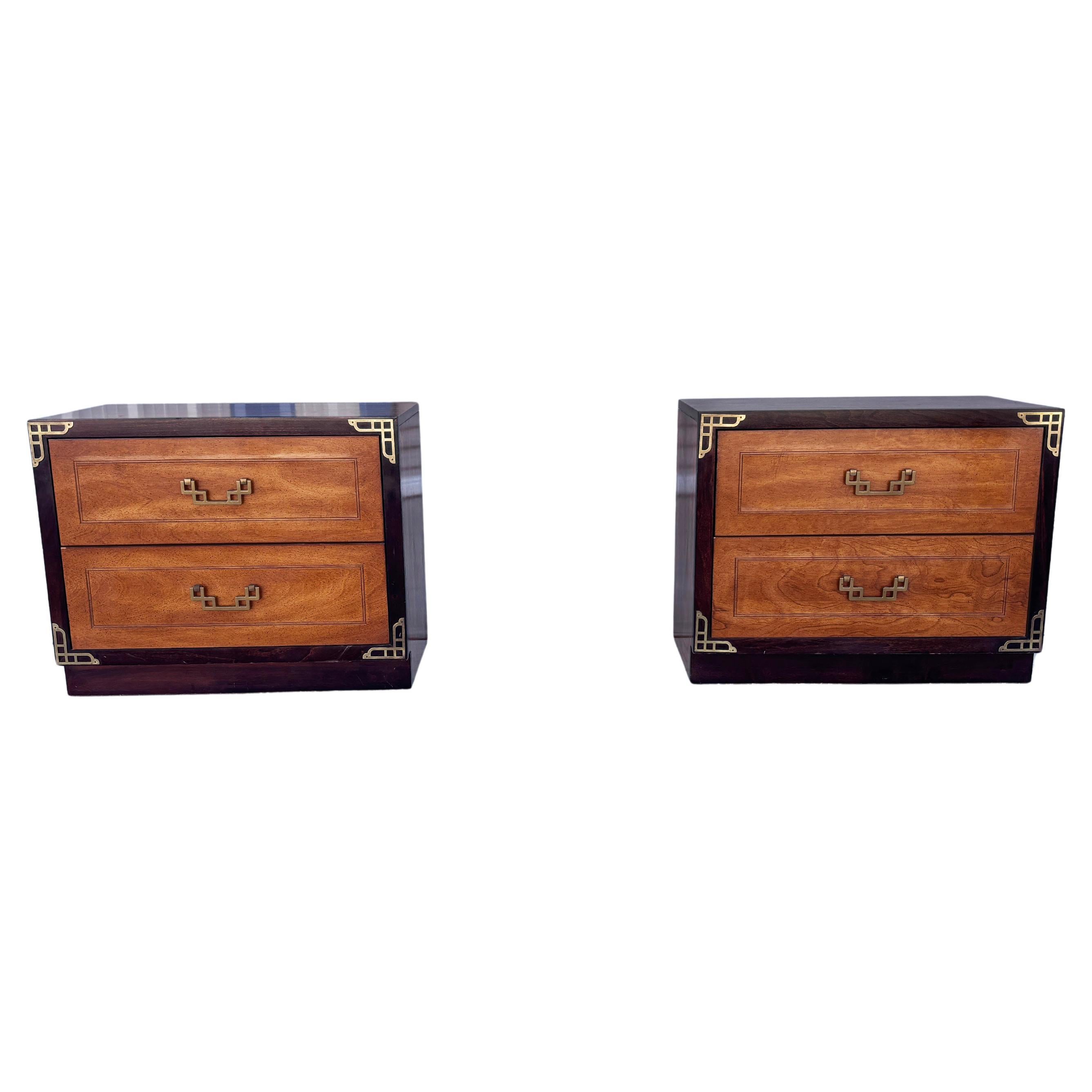 Coppia di comodini in legno di noce e ottone del Medioevo degli anni 
70