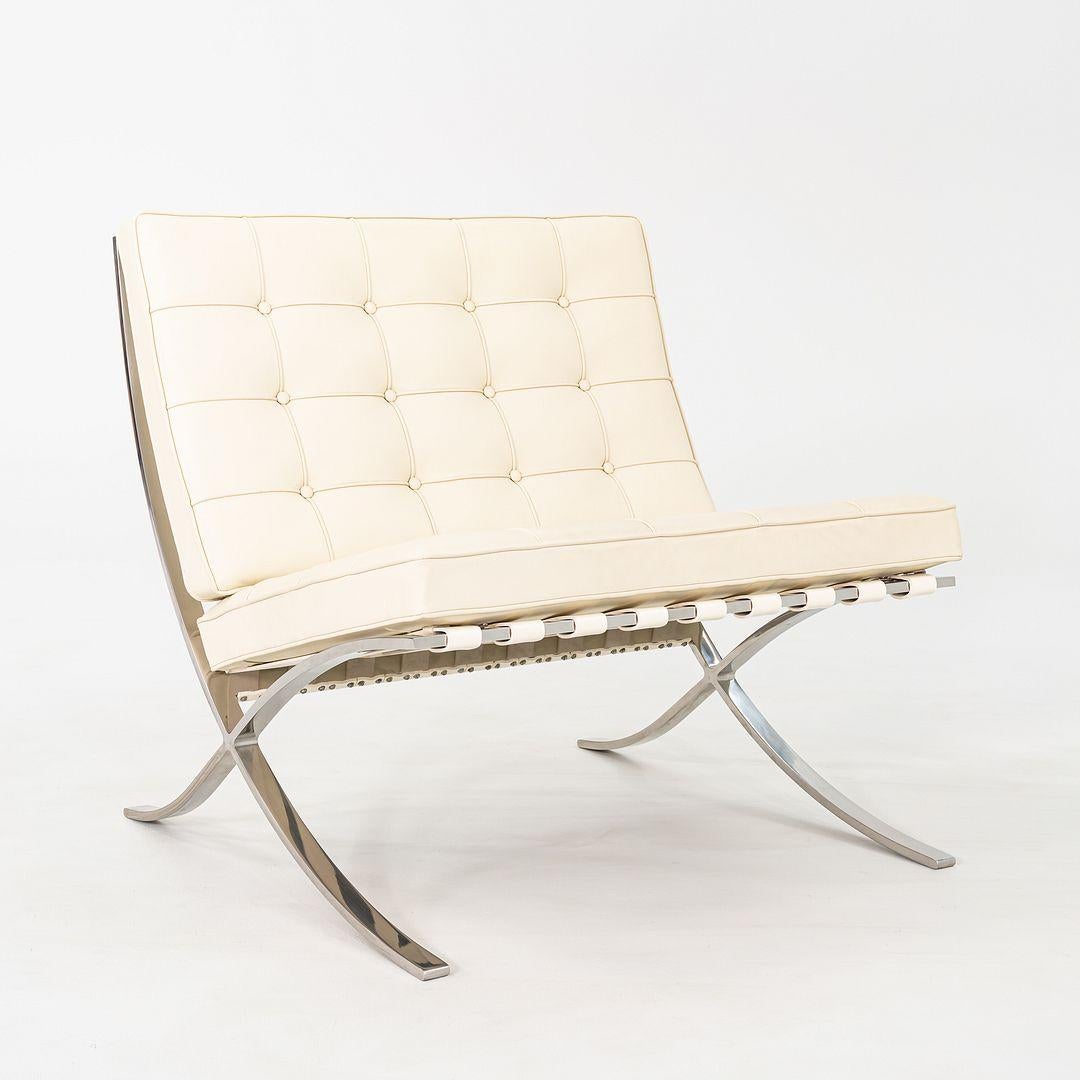 Dies ist ein Paar Barcelona Lounge Chairs, ursprünglich entworfen von Mies van der Rohe und Lilly Reich im Jahr 1929. Diese Exemplare wurden in den 1970er Jahren von Knoll hergestellt und sind vollständig restauriert worden. Es handelt sich um zwei