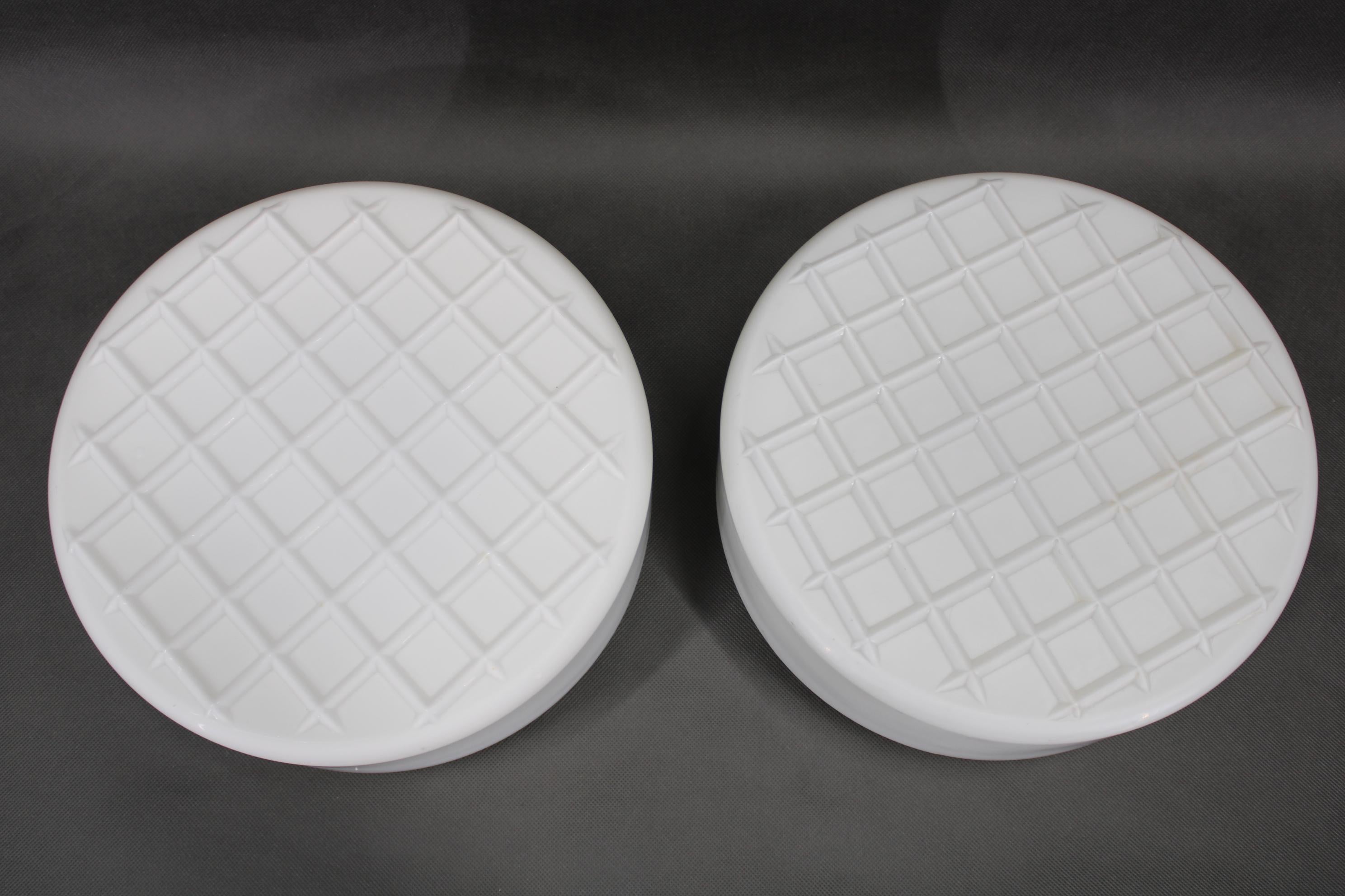 - Nuovo cablaggio  
- Lampadina E26 - E27
 - Compatibile con il cablaggio degli Stati Uniti 