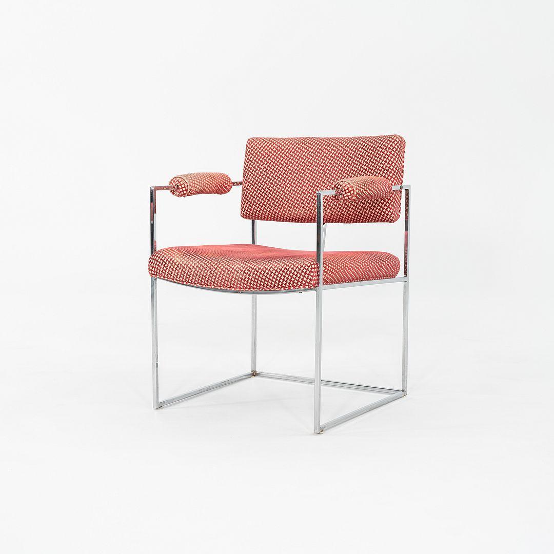Il s'agit d'une paire de chaises 1188, conçues à l'origine par Milo Baughman en 1968. Ces exemples particuliers ont été produits dans les années 1970 par Thayer Coggin. Les chaises sont composées d'un cadre chromé avec une assise et un dossier
