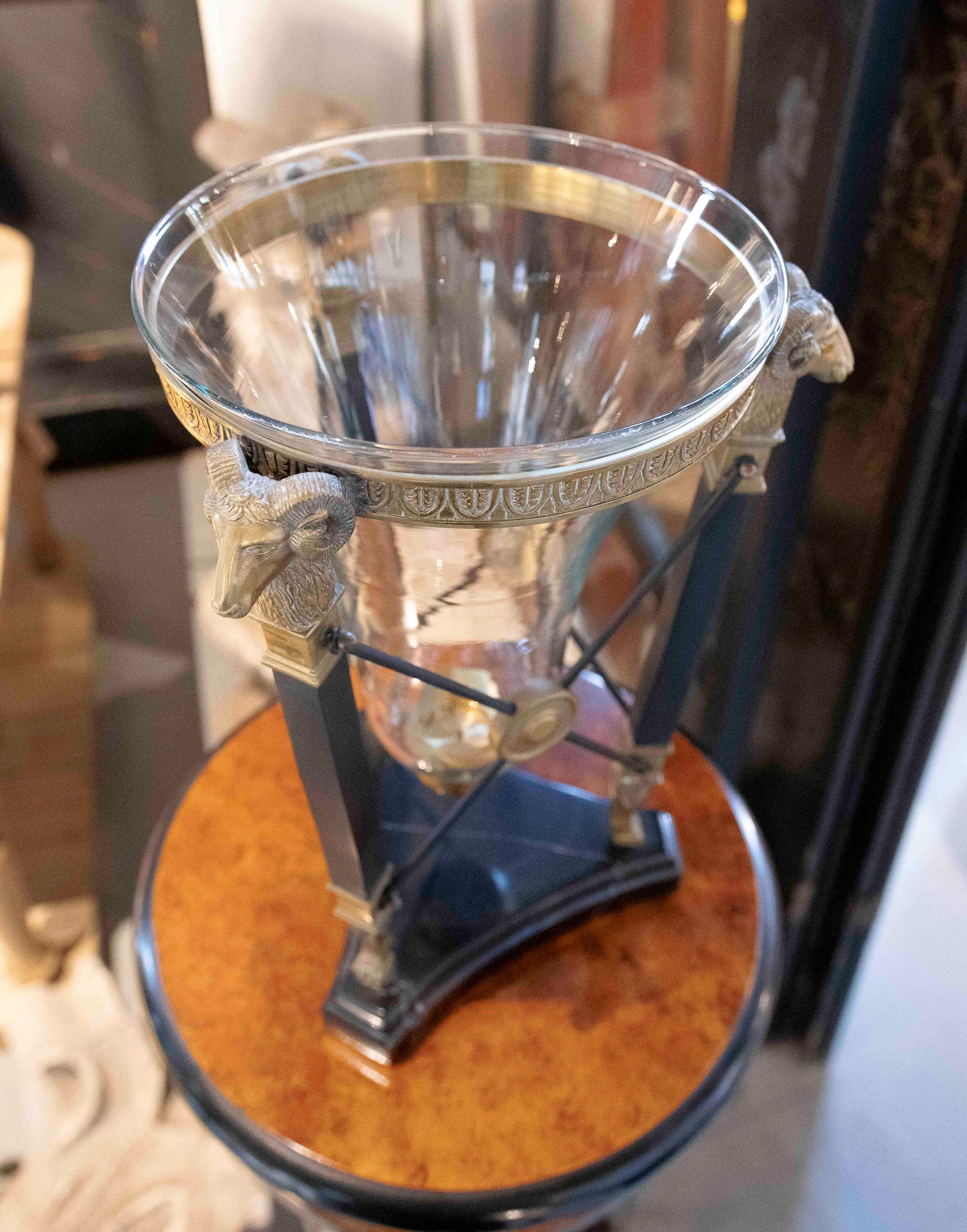 1970s Pair of Neoclassical Columns/Pedestals with Wood and Metal Details For Sale 6