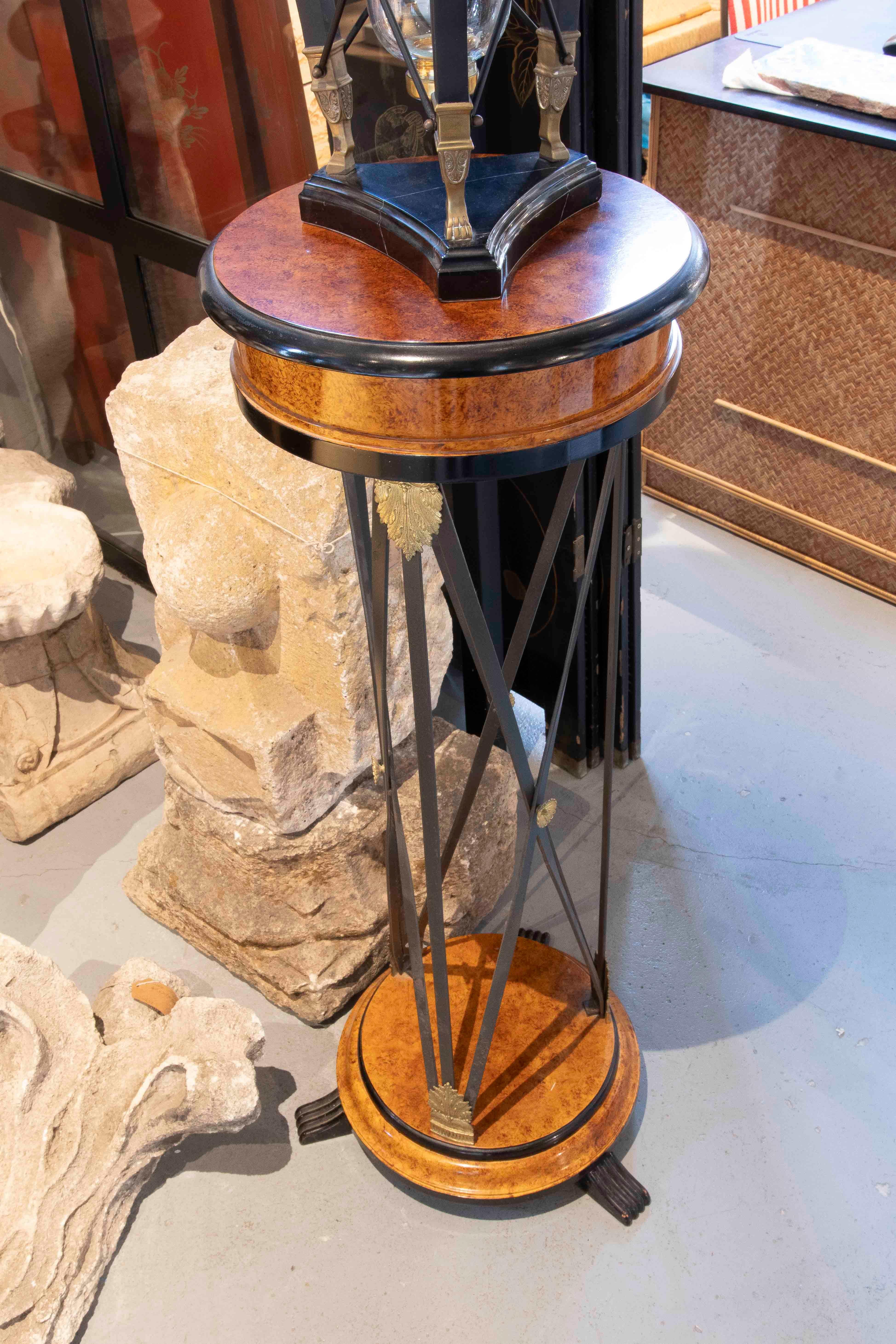 20th Century 1970s Pair of Neoclassical Columns/Pedestals with Wood and Metal Details For Sale