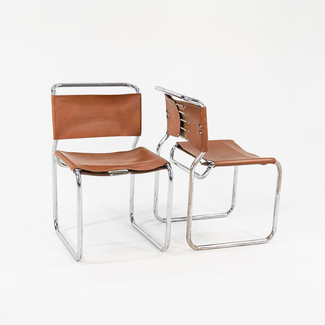 Il s'agit d'une paire de chaises d'appoint CH66, conçues par Nicos Zographos en 1966. Les chaises ont été fabriquées par la General Fireproofing Company. Les cadres sont formés de tubes d'acier chromé et les sièges et dossiers sont recouverts d'un
