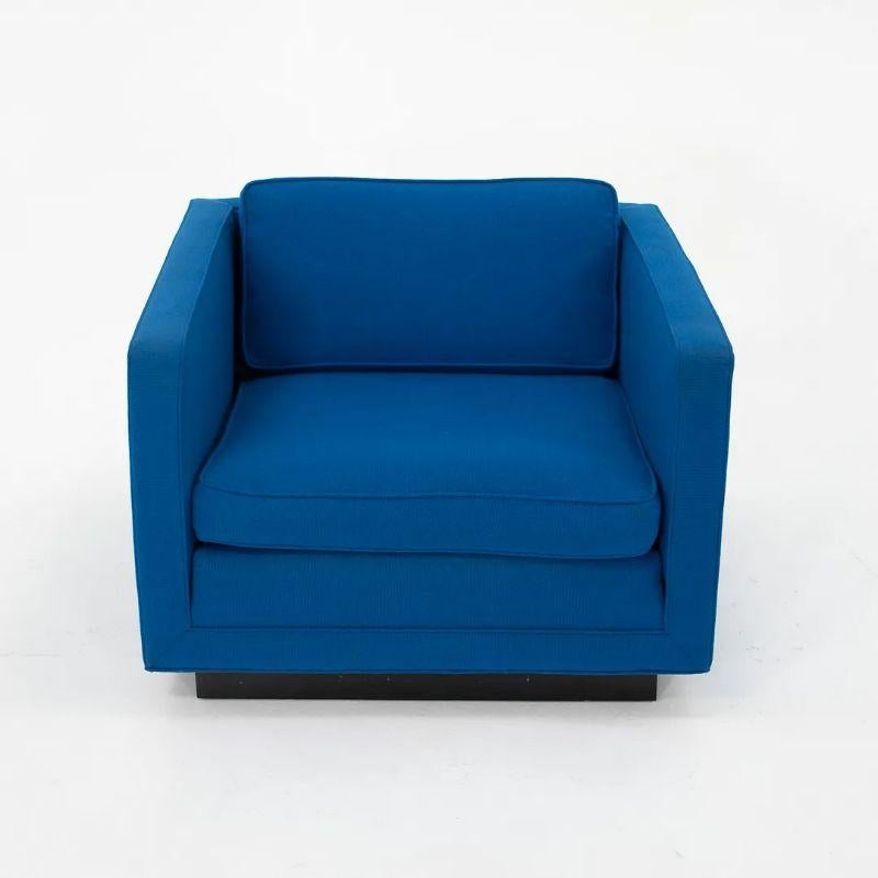 1970er Jahre Nicos Zographos Tuxedo Club Lounge Stühle in blauem Stoff im Angebot 3