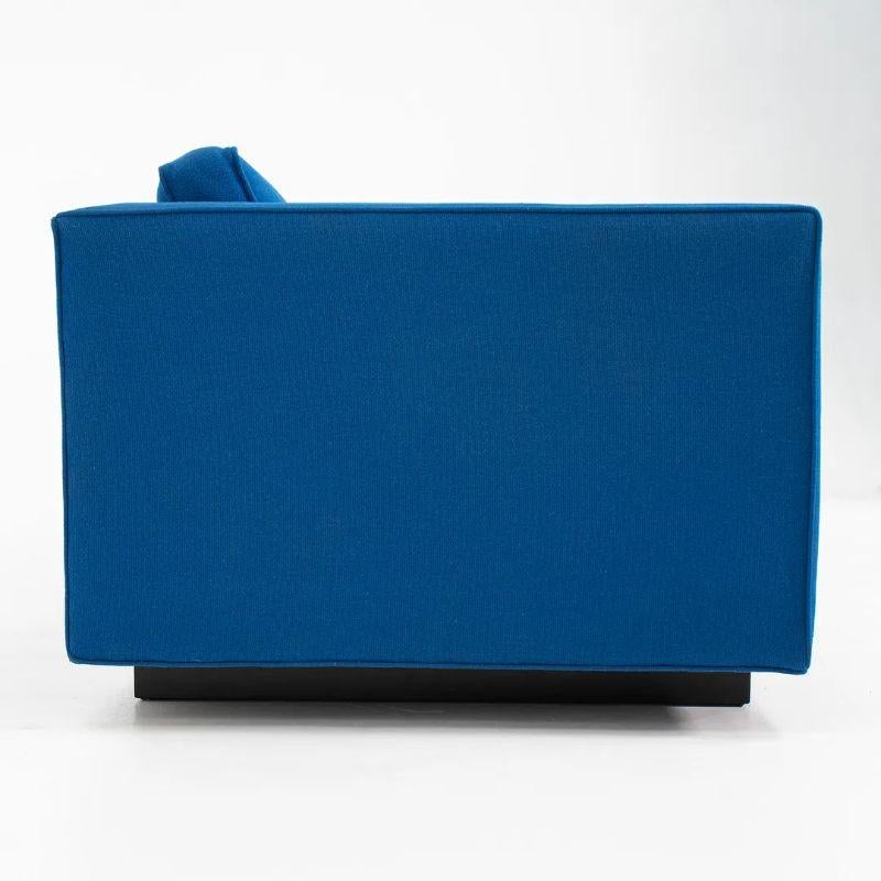 1970er Jahre Nicos Zographos Tuxedo Club Lounge Stühle in blauem Stoff (Moderne) im Angebot