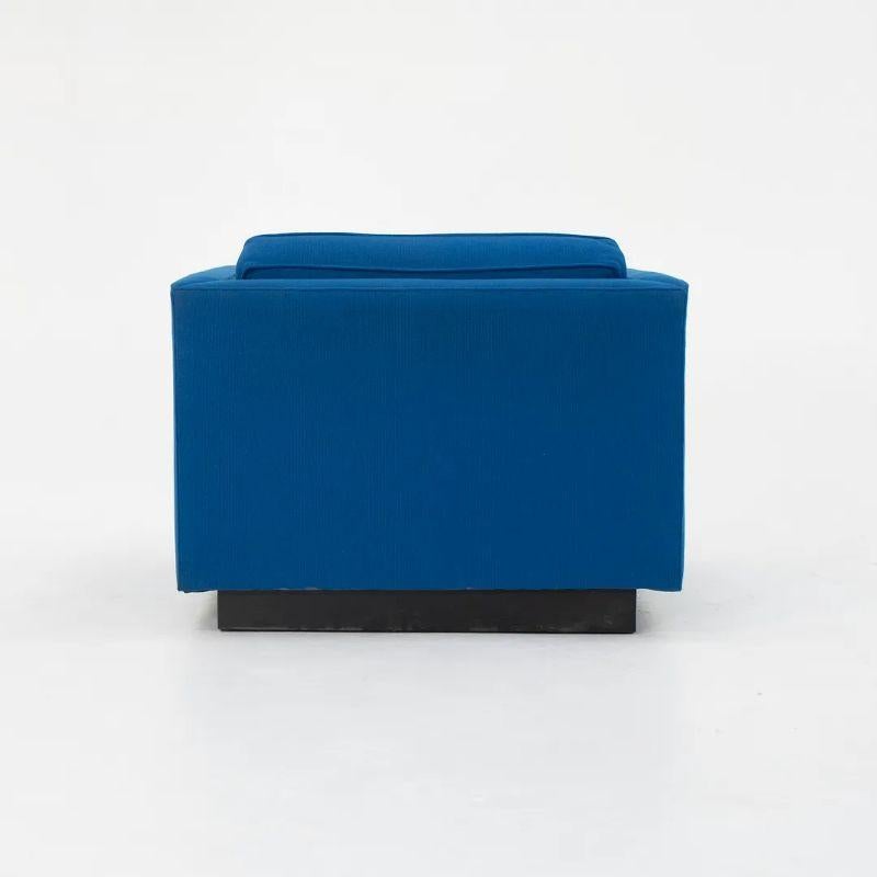 1970er Jahre Nicos Zographos Tuxedo Club Lounge Stühle in blauem Stoff (Ende des 20. Jahrhunderts) im Angebot