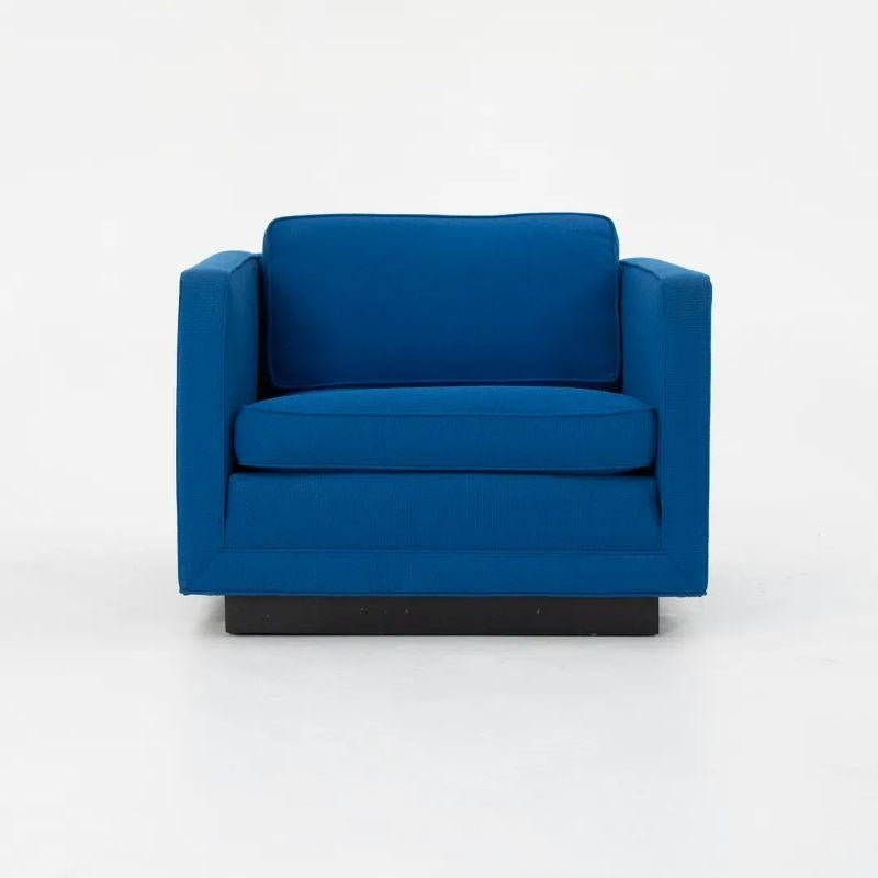 1970er Jahre Nicos Zographos Tuxedo Club Lounge Stühle in blauem Stoff (Holz) im Angebot