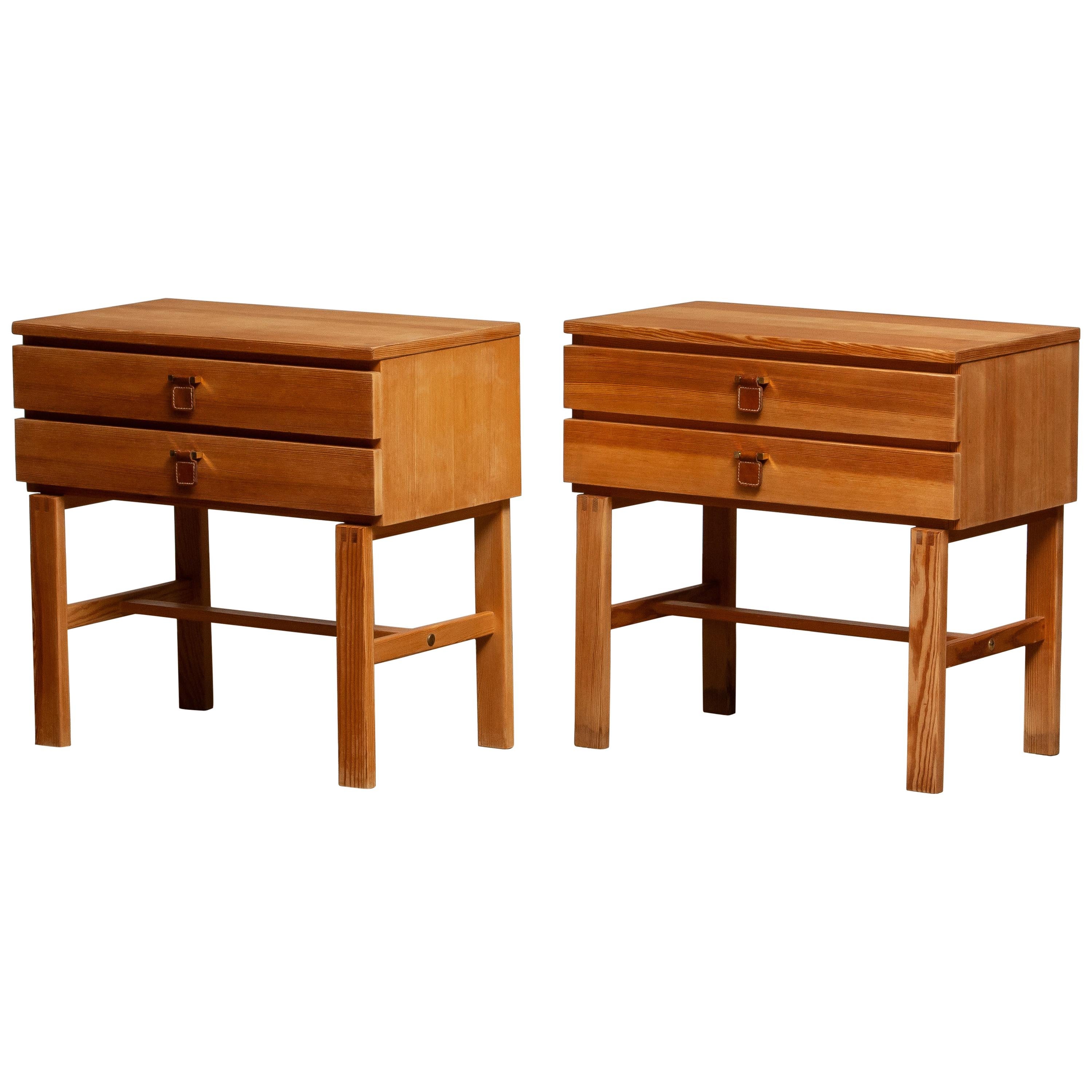 Beautiful and rare set of two bedside tables in pine and made in the 1970s by Nybrofabriken in Fröseke in Sweden. The bedside tables are designed by Sigurd Göransson.
Both the bedside tables has two drawers all with leather and brass handles.
The