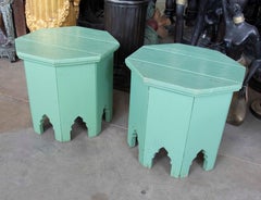Paire de tables d'appoint marocaines octogonales des années 1970, en bois laqué vert