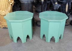 Paire de tables d'appoint marocaines octogonales des années 1970, en bois laqué vert