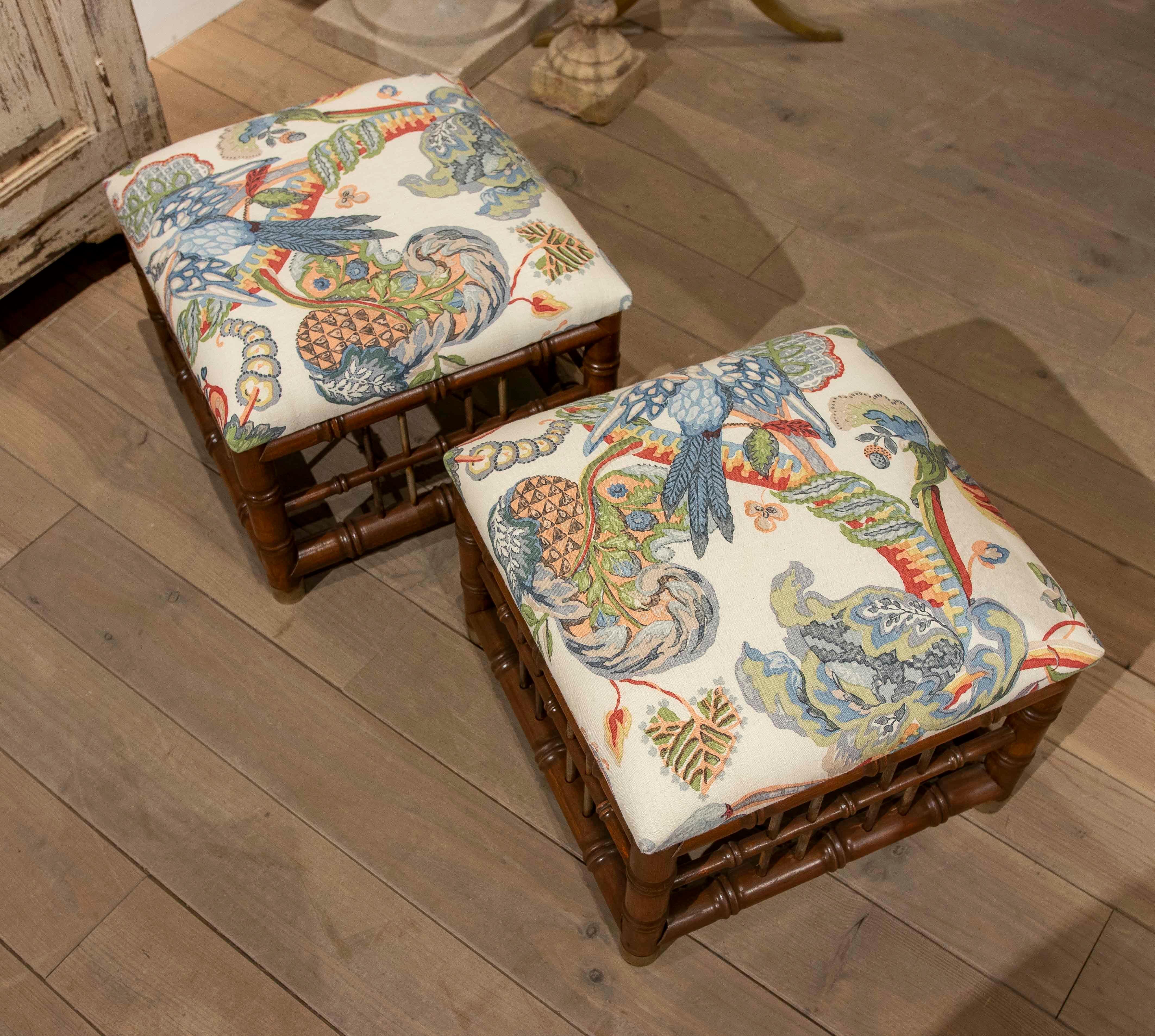 Paire de tabourets Omitation en bois de bambou avec tapisserie à motifs tropicaux des années 1970 en vente 7