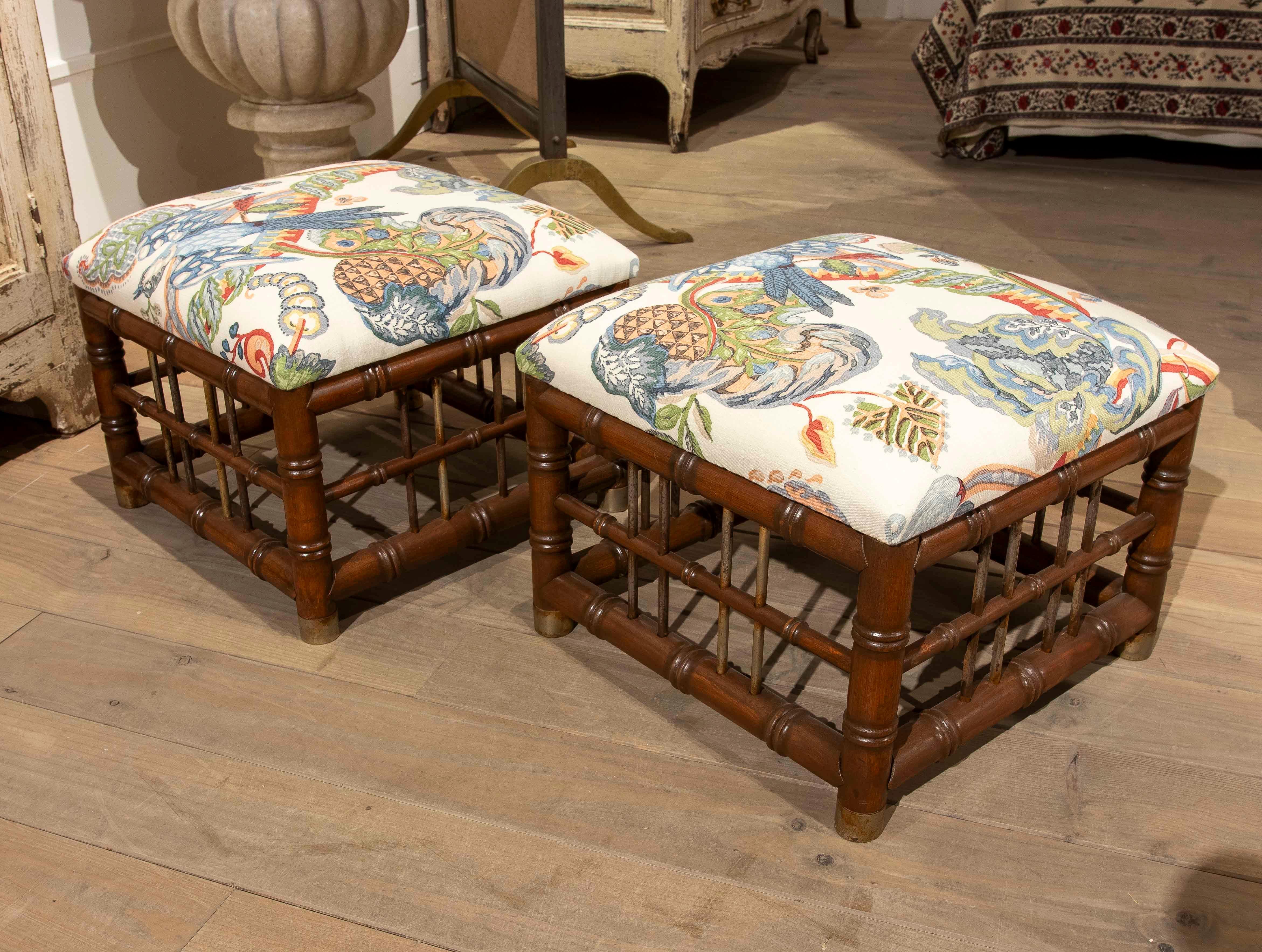 Espagnol Paire de tabourets Omitation en bois de bambou avec tapisserie à motifs tropicaux des années 1970 en vente