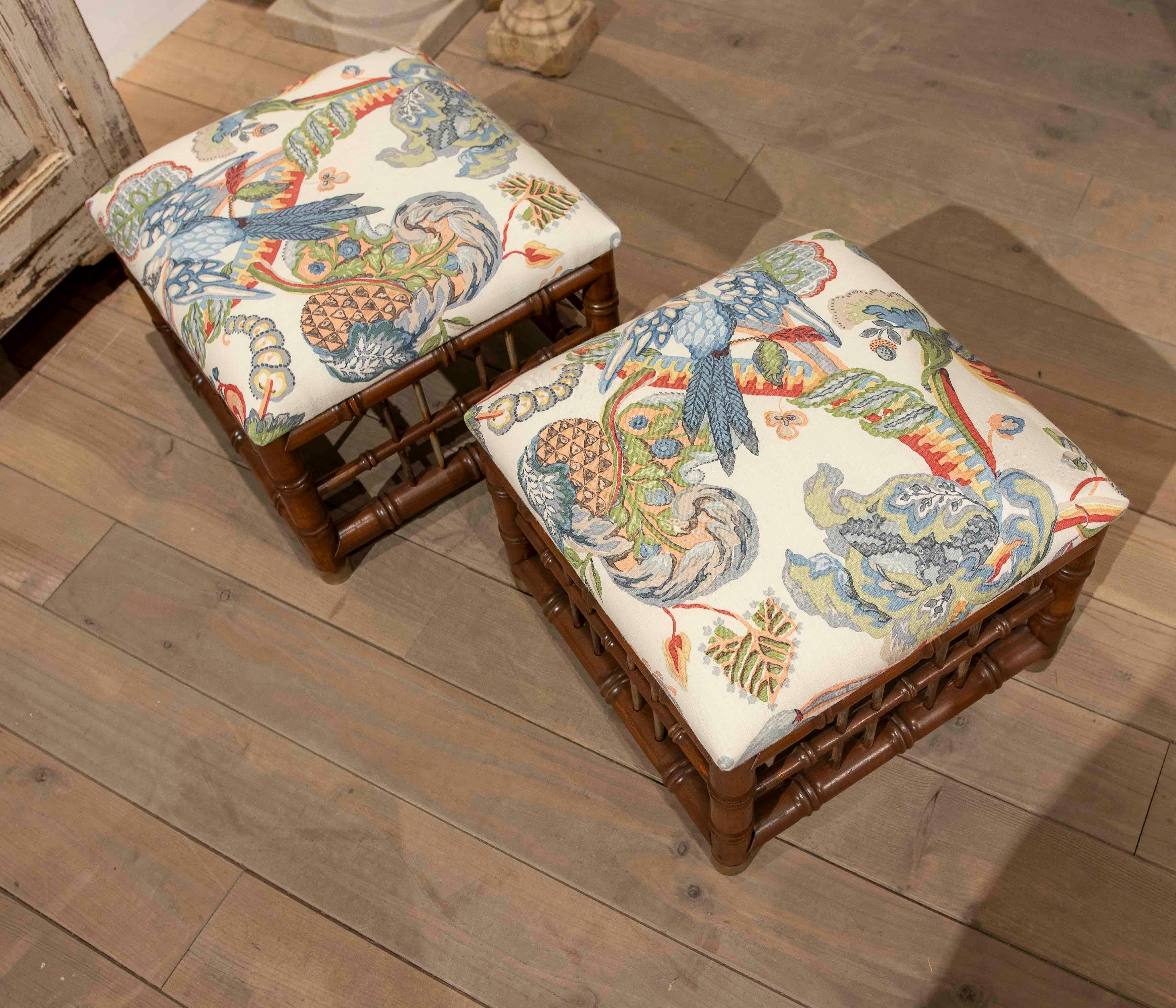 Paire de tabourets Omitation en bois de bambou avec tapisserie à motifs tropicaux des années 1970 Bon état - En vente à Marbella, ES