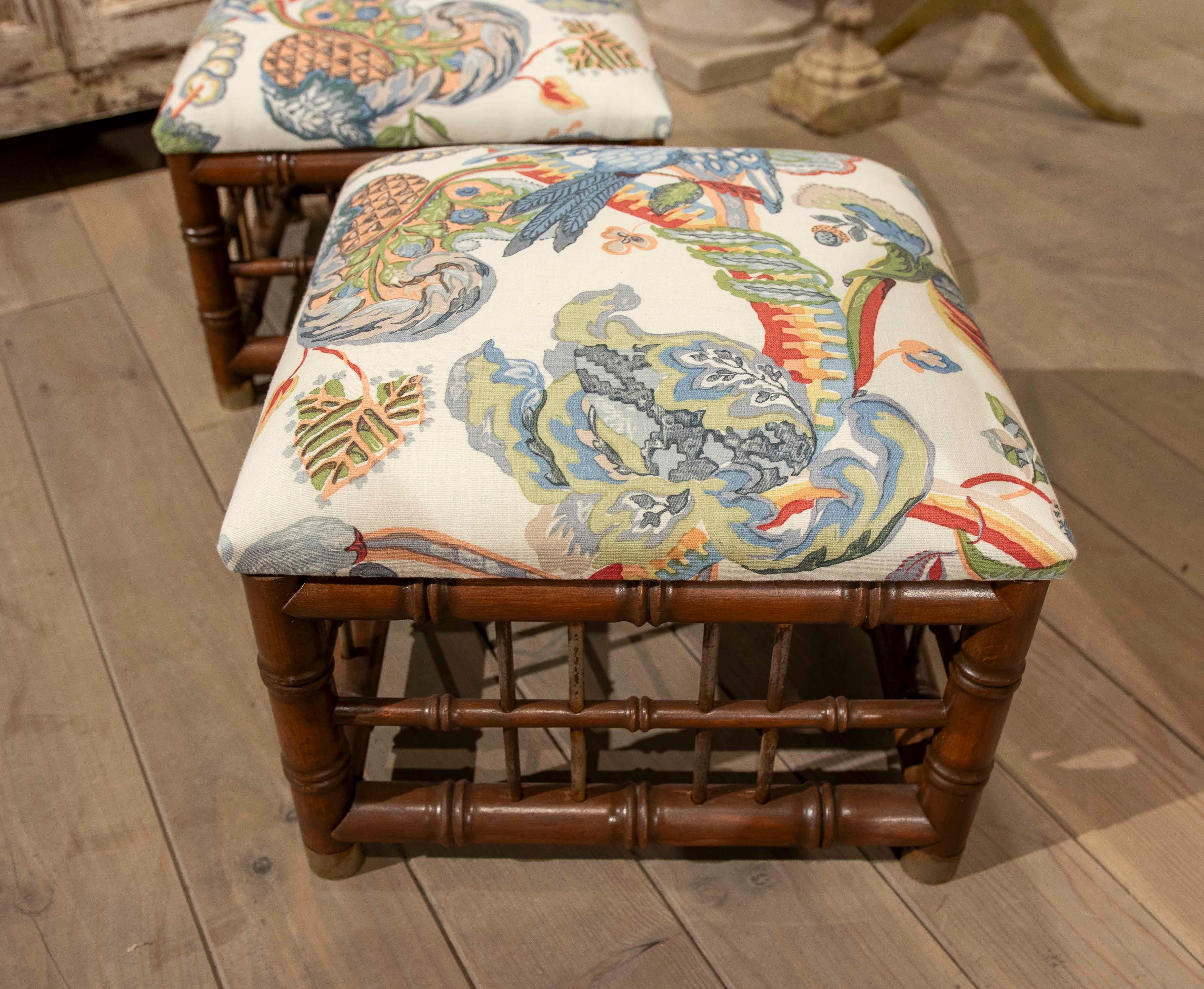 Fin du 20e siècle Paire de tabourets Omitation en bois de bambou avec tapisserie à motifs tropicaux des années 1970 en vente