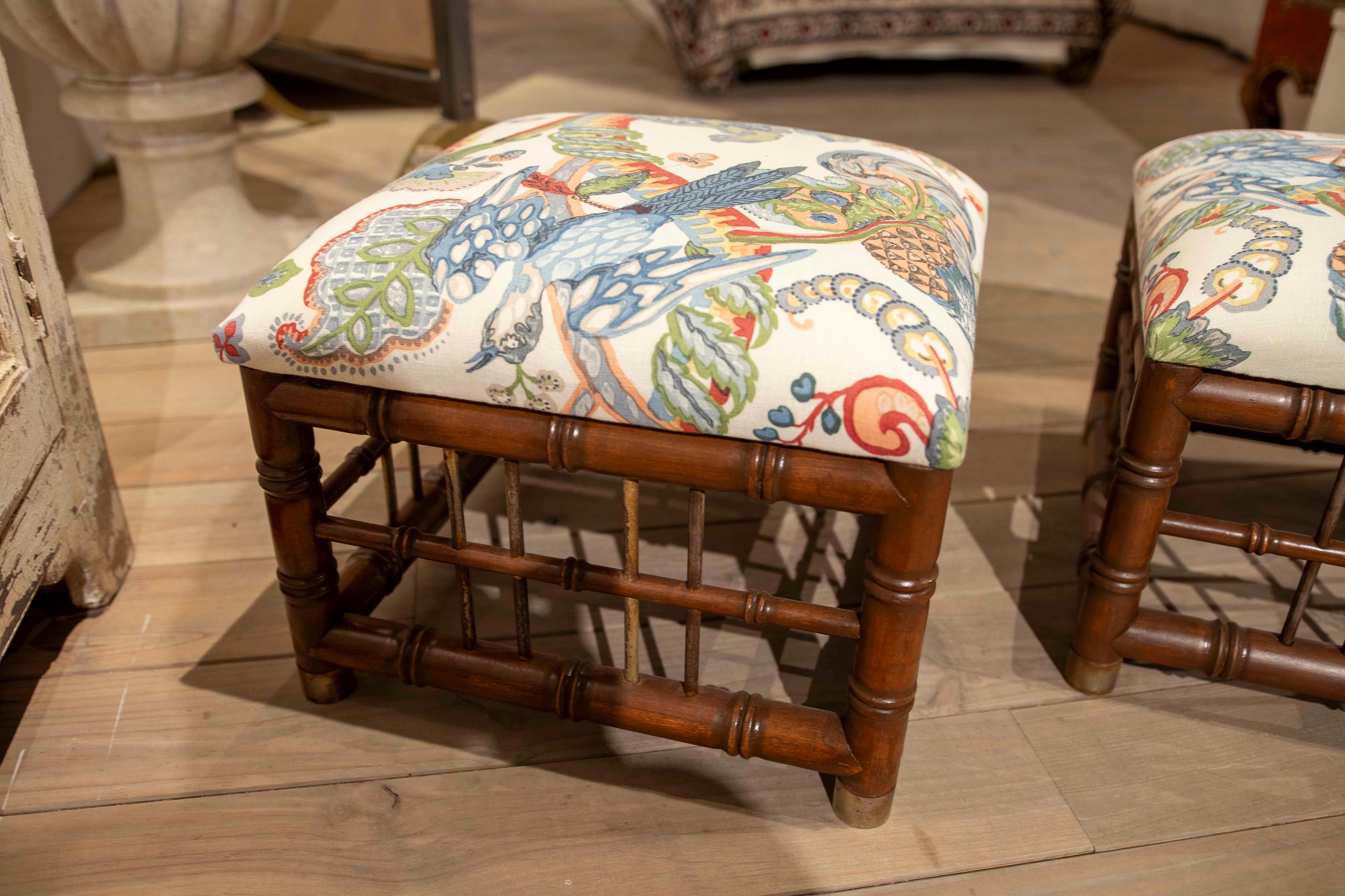 Tissu d'ameublement Paire de tabourets Omitation en bois de bambou avec tapisserie à motifs tropicaux des années 1970 en vente
