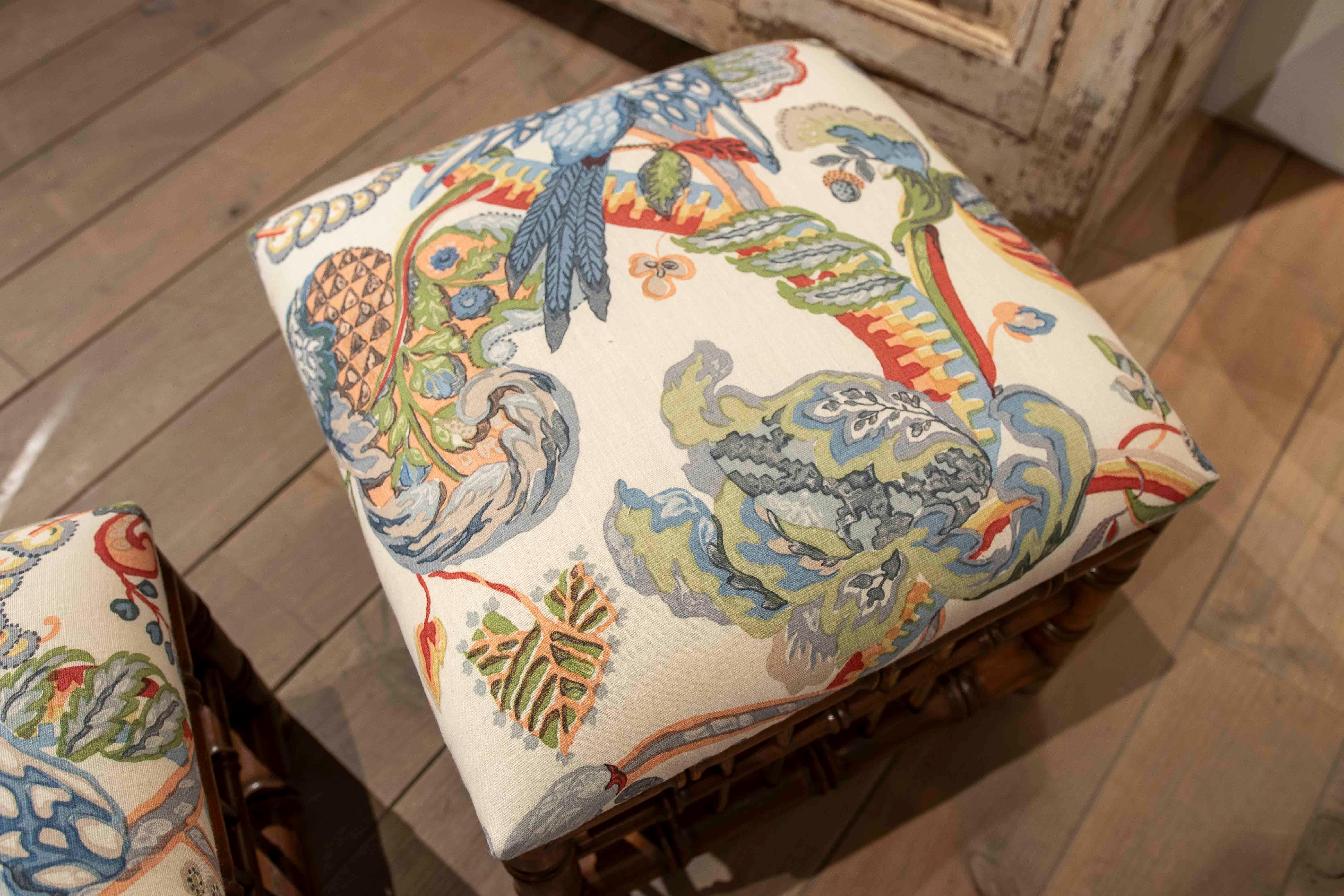 Paire de tabourets Omitation en bois de bambou avec tapisserie à motifs tropicaux des années 1970 en vente 1