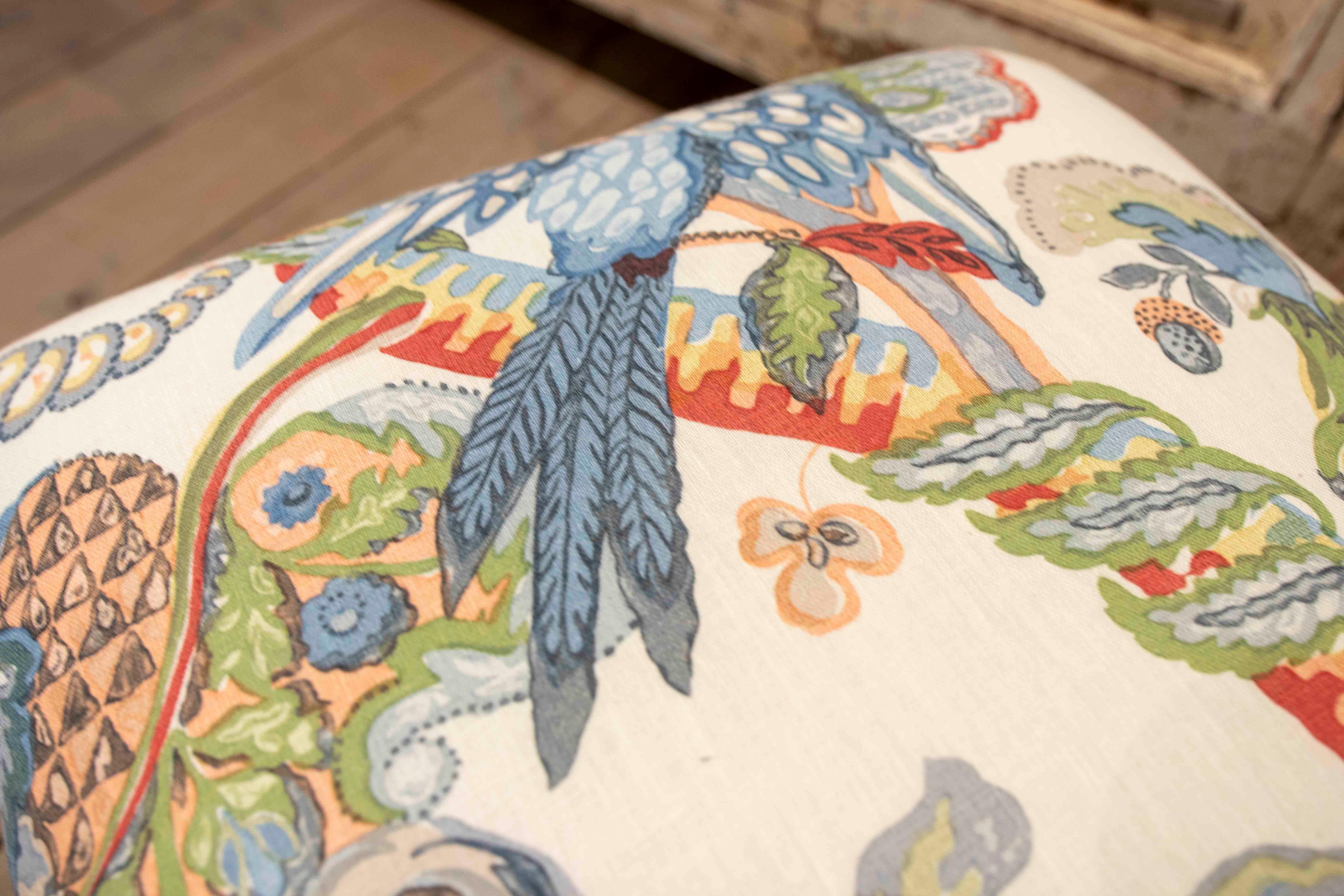 Paire de tabourets Omitation en bois de bambou avec tapisserie à motifs tropicaux des années 1970 en vente 3