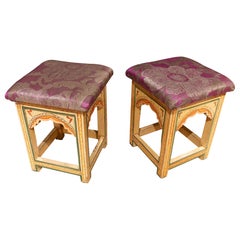 Ein Paar mehrfarbige Hocker im neo-arabischen Stil mit Polsterung aus den 1970er Jahren
