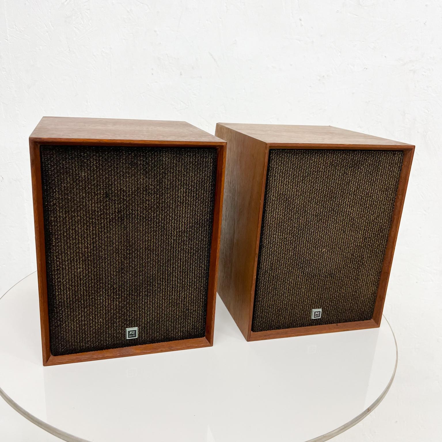 R Hi-Fi-Realistic Model SP2
Pair of Hi Fi Realistic MCM Speakers.
10.63 tall x 8.38 w x 8.75 d
Preowned original vintage condition
See all images please.