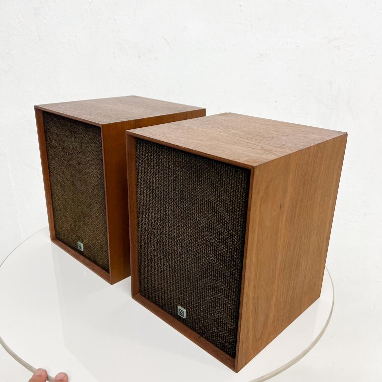 1970s Pair of R Hi Fi Realistic Model SP2 MCM Vintage Speakers For Sale at  1stDibs