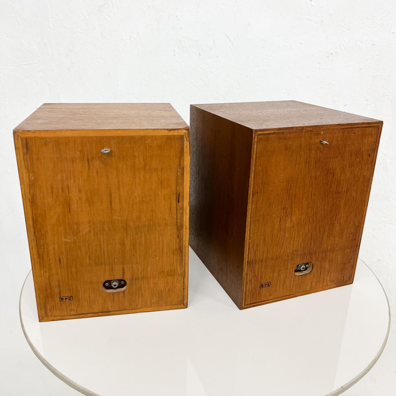 1970s Pair of R Hi Fi Realistic Model SP2 MCM Vintage Speakers In Good Condition In Chula Vista, CA