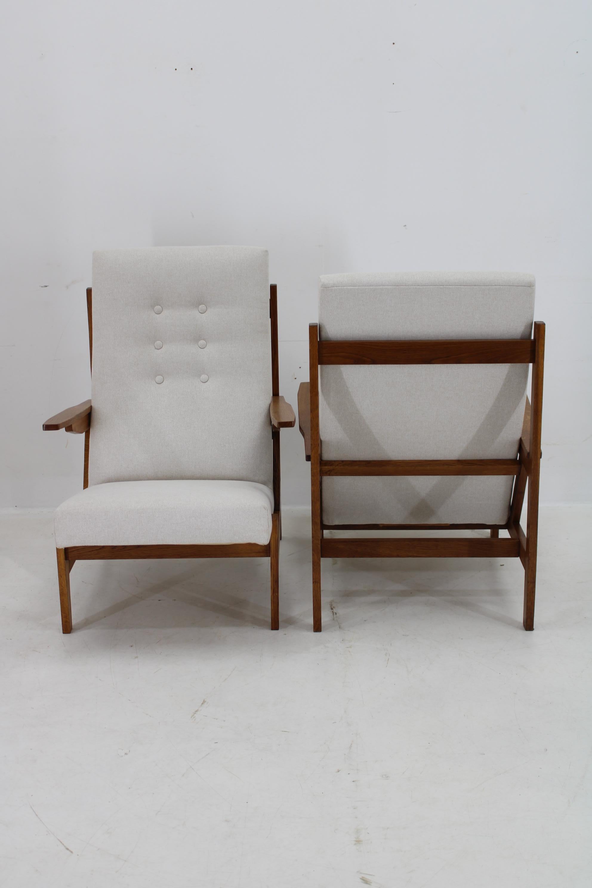 Paar seltene Eichenholzsessel von ULUV, Tschechoslowakei, 1970er Jahre (Moderne der Mitte des Jahrhunderts) im Angebot