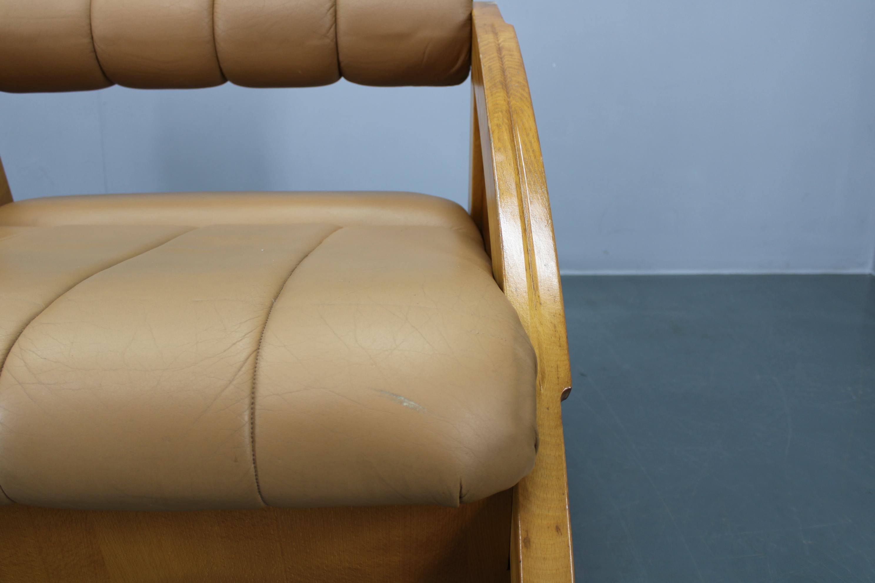1970s Pair of Rare Oak Armchairs Upholstered in  Leatherette, Czechoslovakia en venta 4