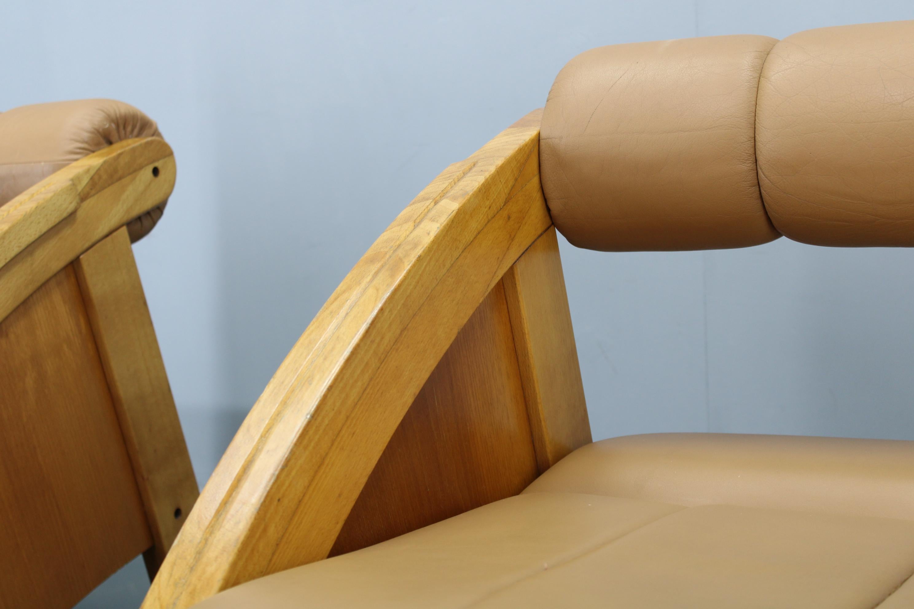 1970s Pair of Rare Oak Armchairs Upholstered in  Leatherette, Czechoslovakia en venta 5