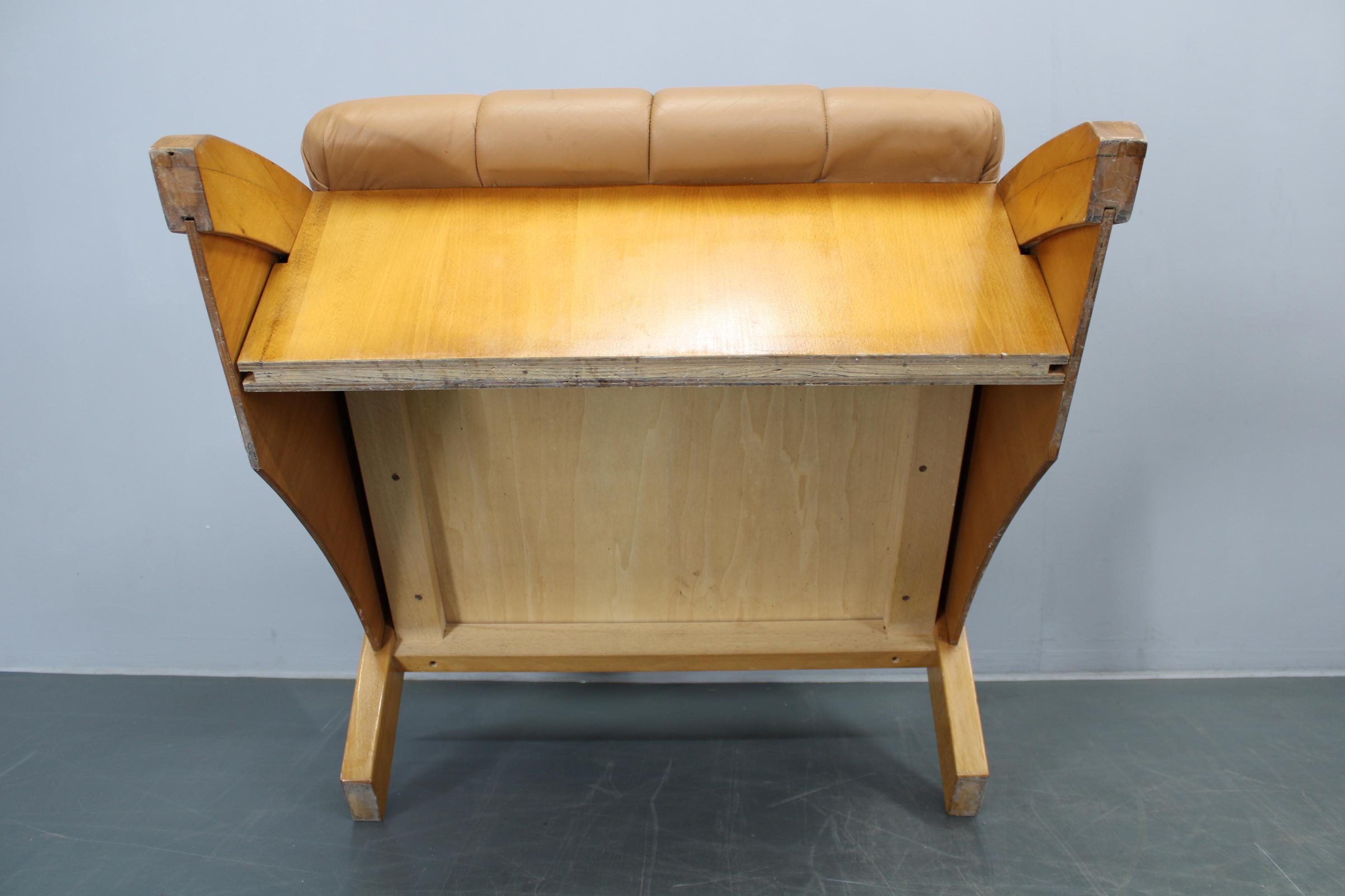 1970s Pair of Rare Oak Armchairs Upholstered in  Leatherette, Czechoslovakia en venta 10