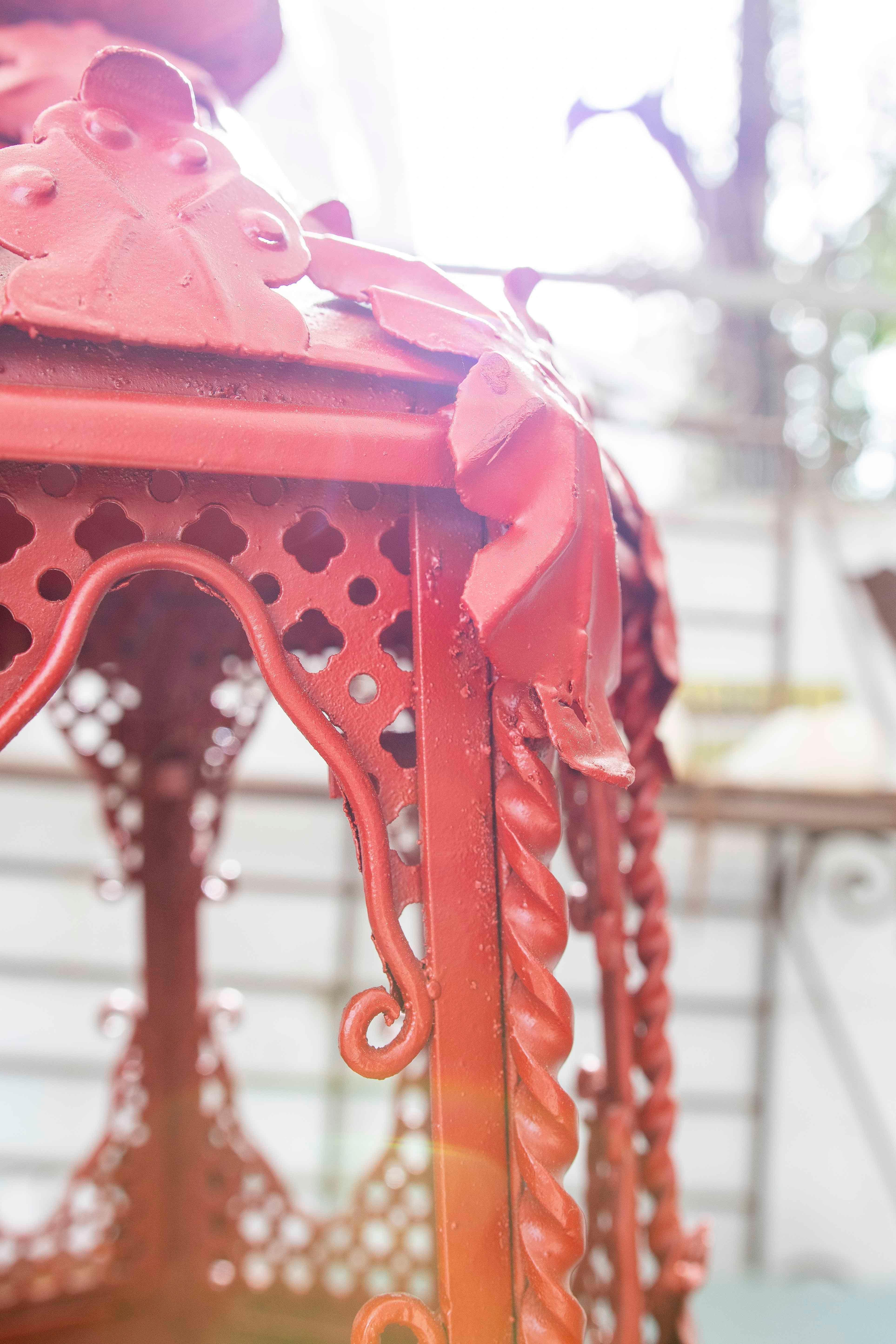 Coppia di lampade in ferro battuto rosso e decorazioni in ottone degli anni '70 in vendita 4
