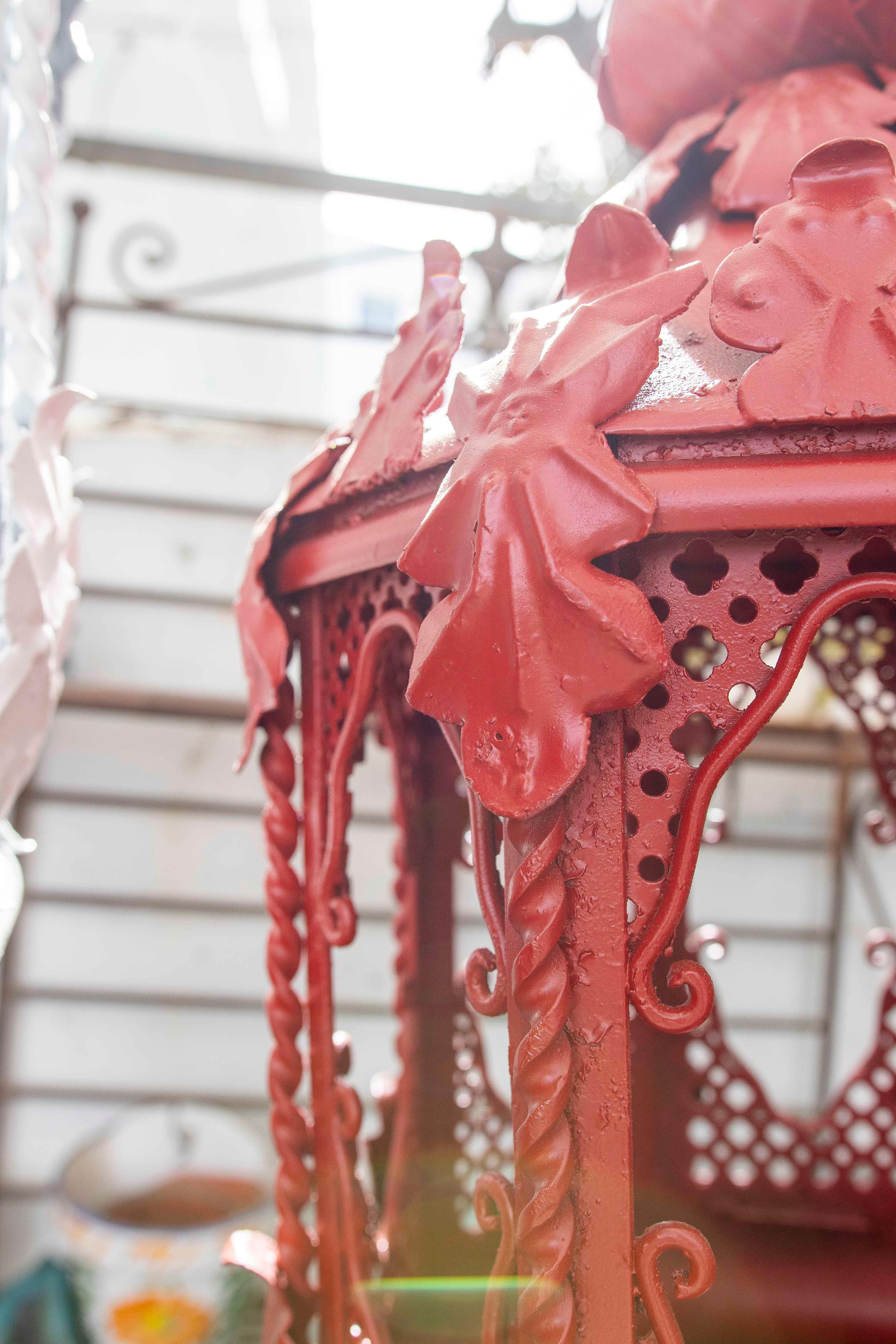 Coppia di lampade in ferro battuto rosso e decorazioni in ottone degli anni '70 in vendita 5