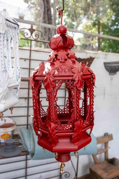 Coppia di lampade in ferro battuto rosso e decorazioni in ottone degli anni '70