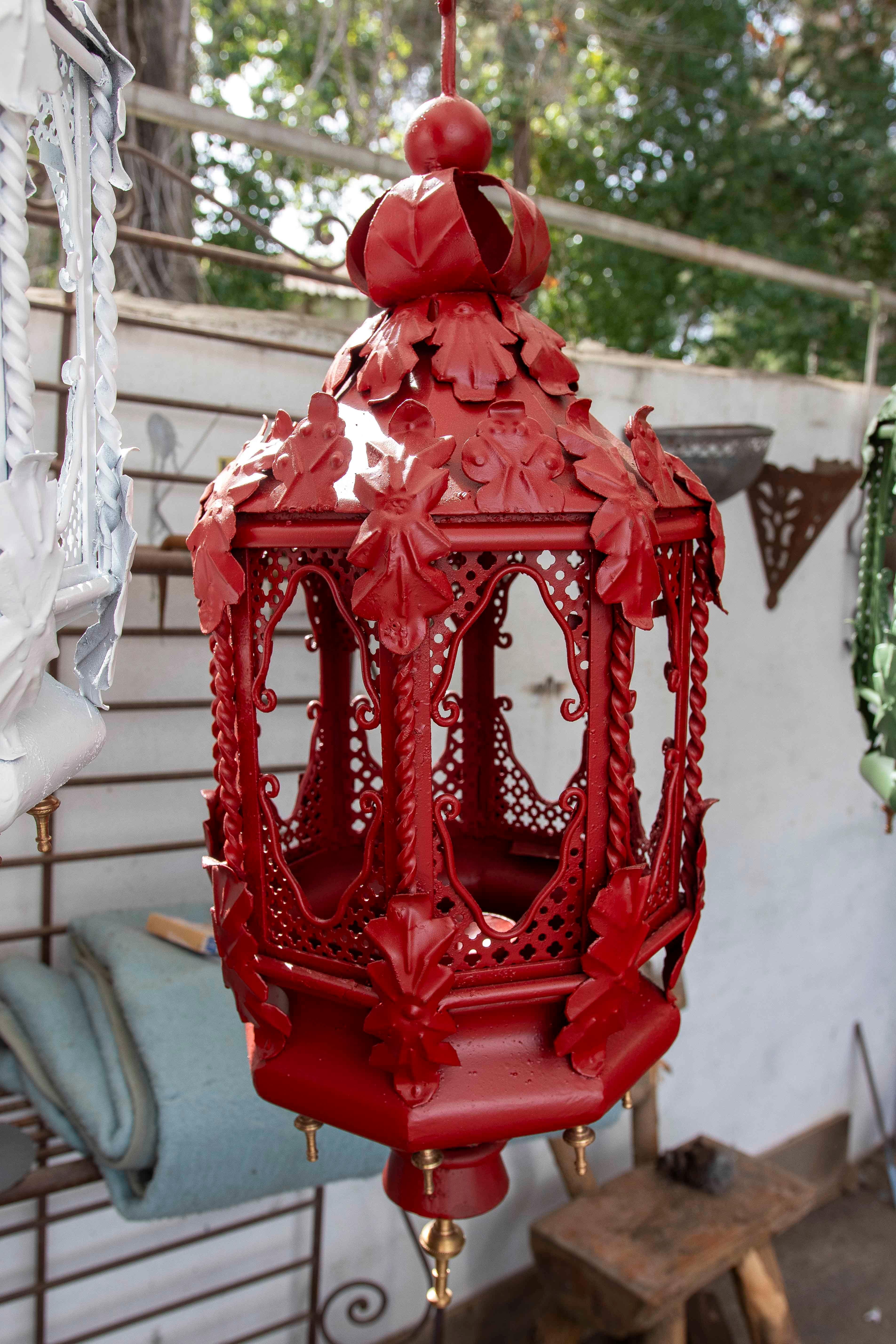 Spagnolo Coppia di lampade in ferro battuto rosso e decorazioni in ottone degli anni '70 in vendita