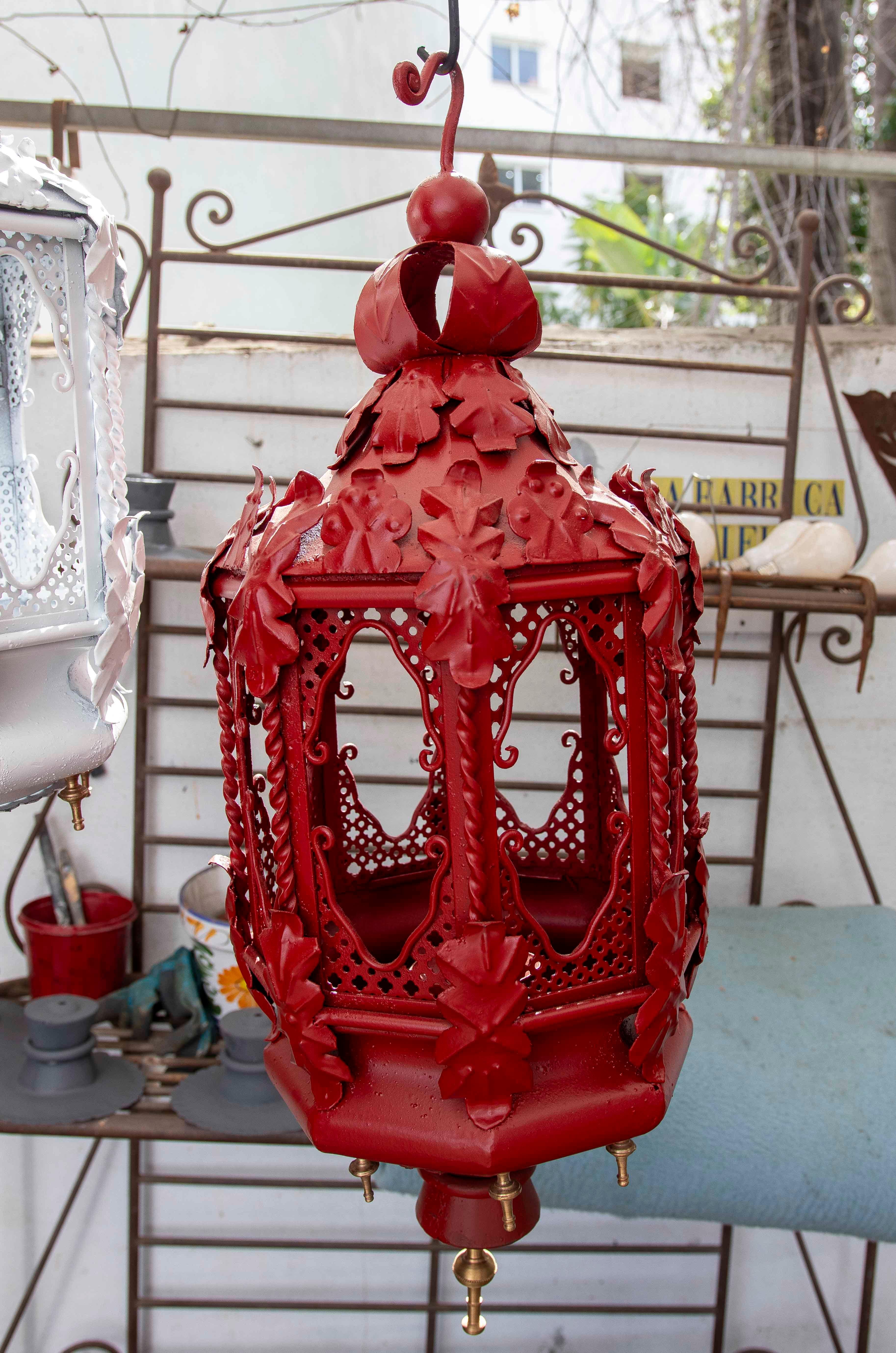 Coppia di lampade in ferro battuto rosso e decorazioni in ottone degli anni '70 In condizioni buone in vendita a Marbella, ES