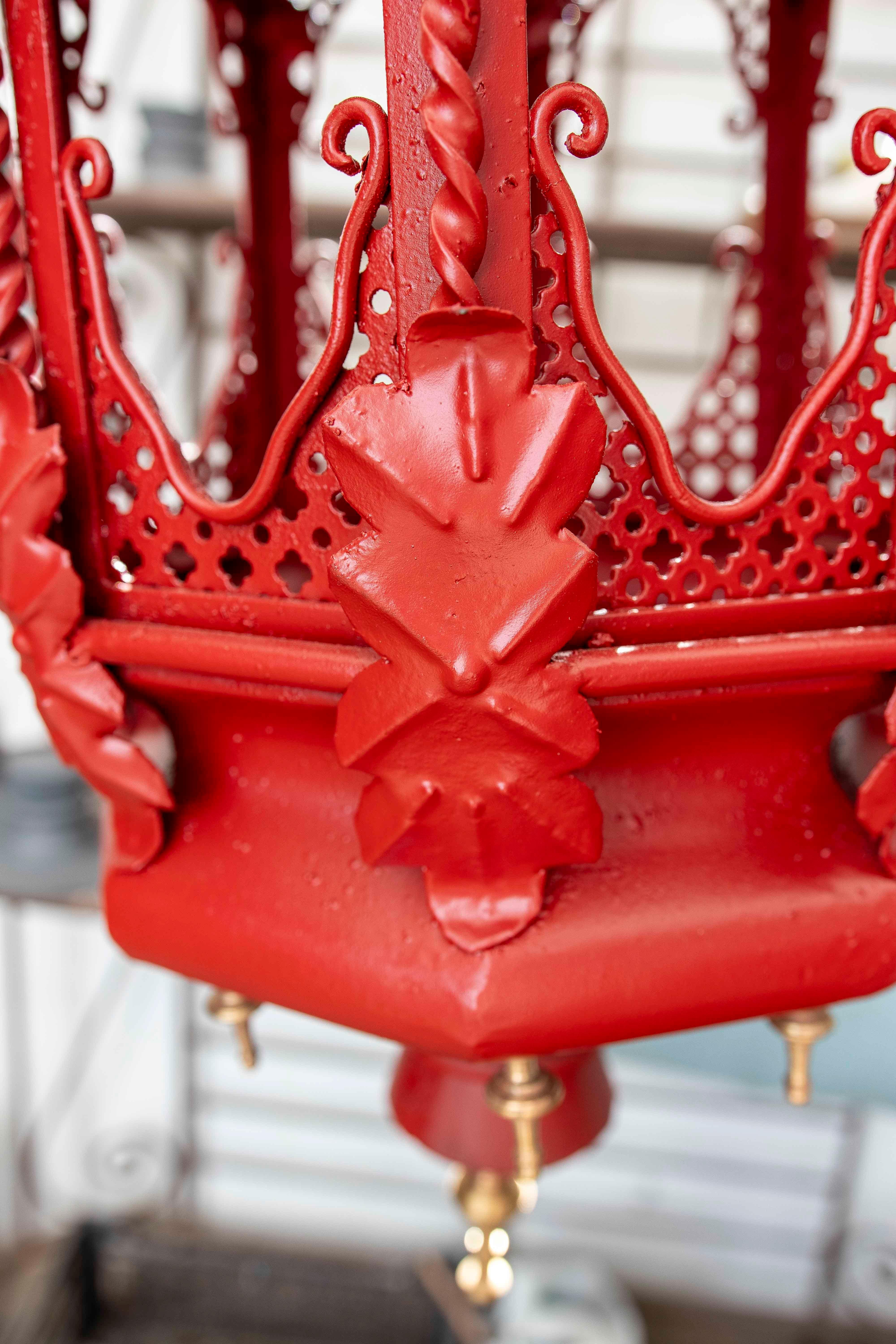 XX secolo Coppia di lampade in ferro battuto rosso e decorazioni in ottone degli anni '70 in vendita