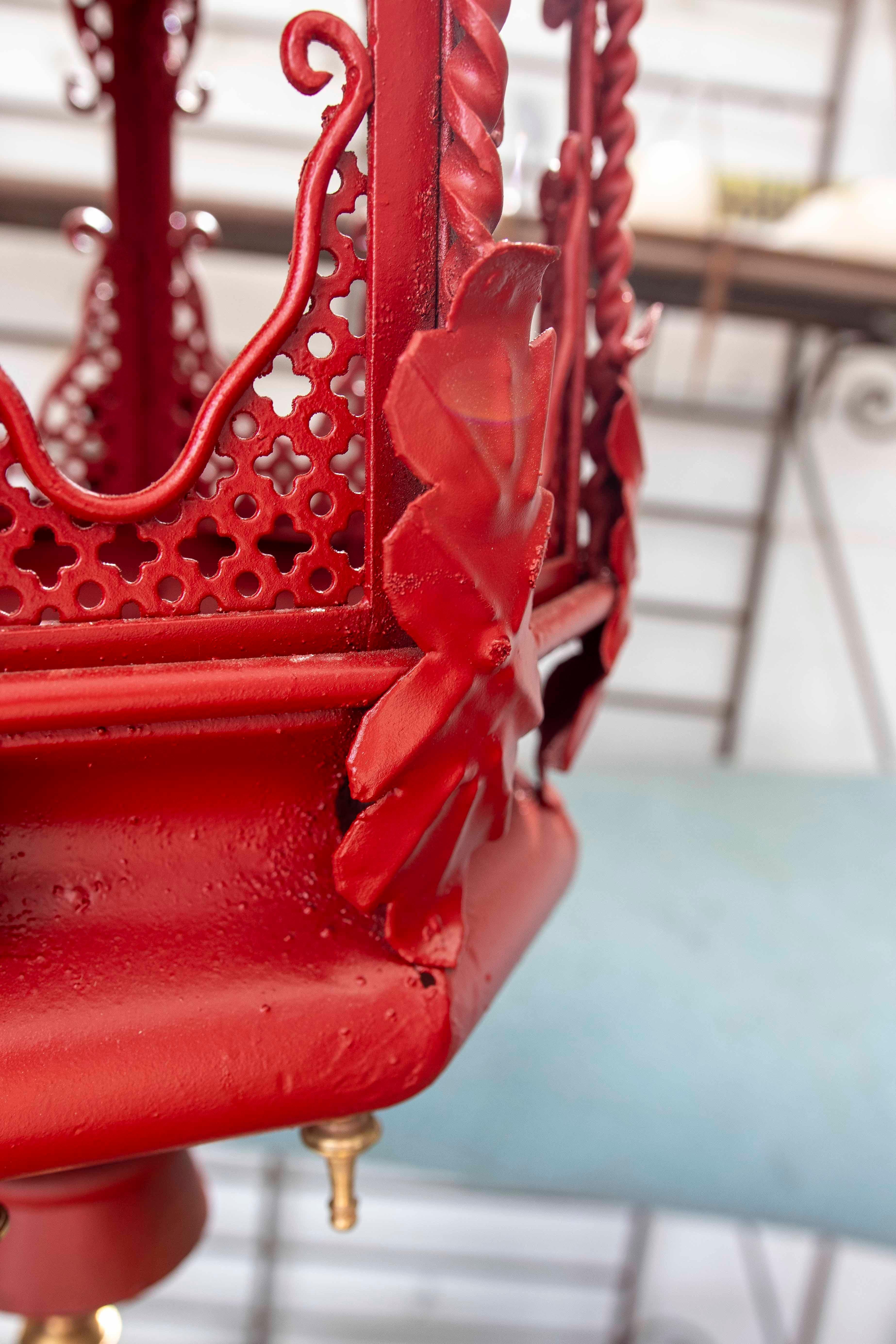Ottone Coppia di lampade in ferro battuto rosso e decorazioni in ottone degli anni '70 in vendita