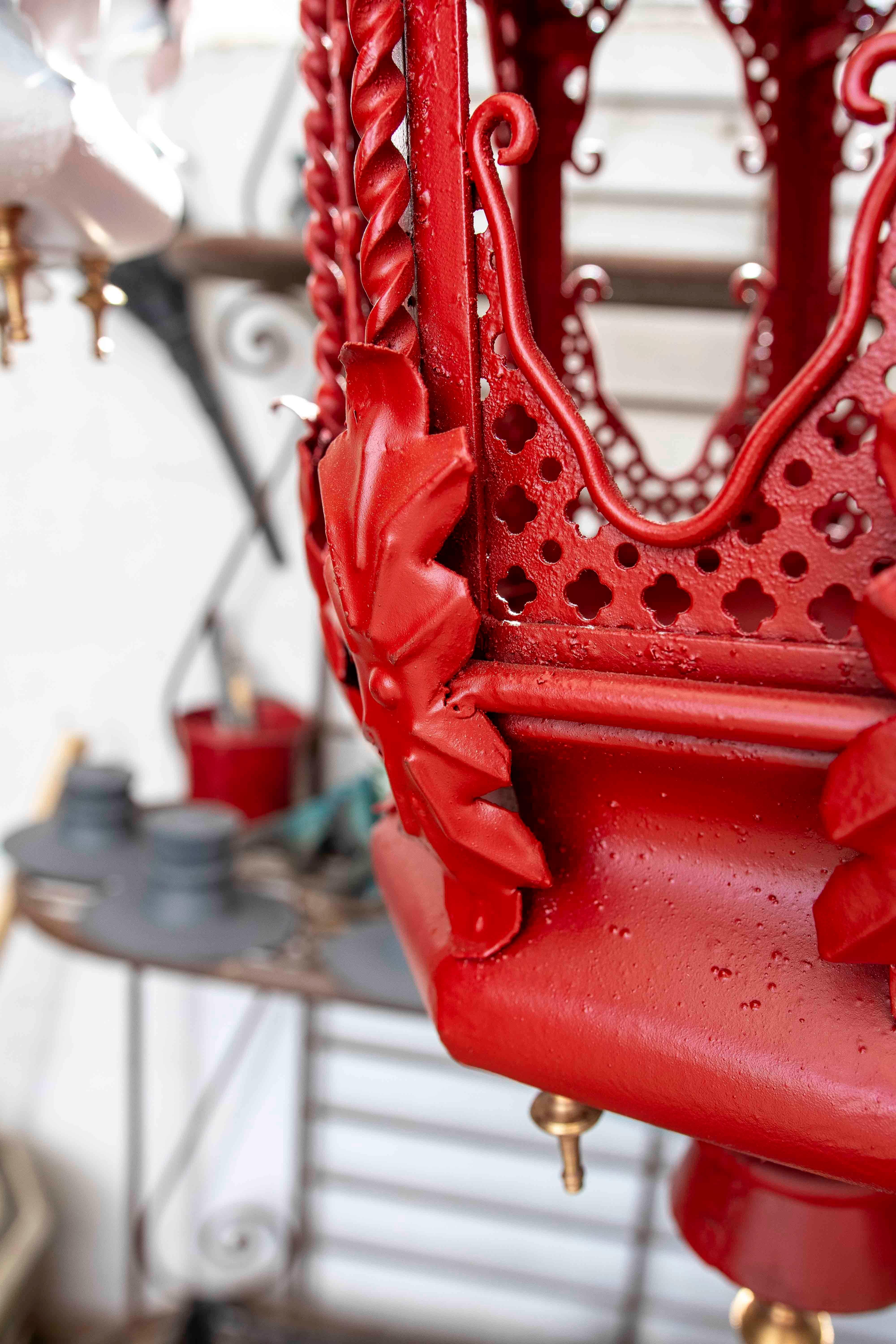 Coppia di lampade in ferro battuto rosso e decorazioni in ottone degli anni '70 in vendita 1