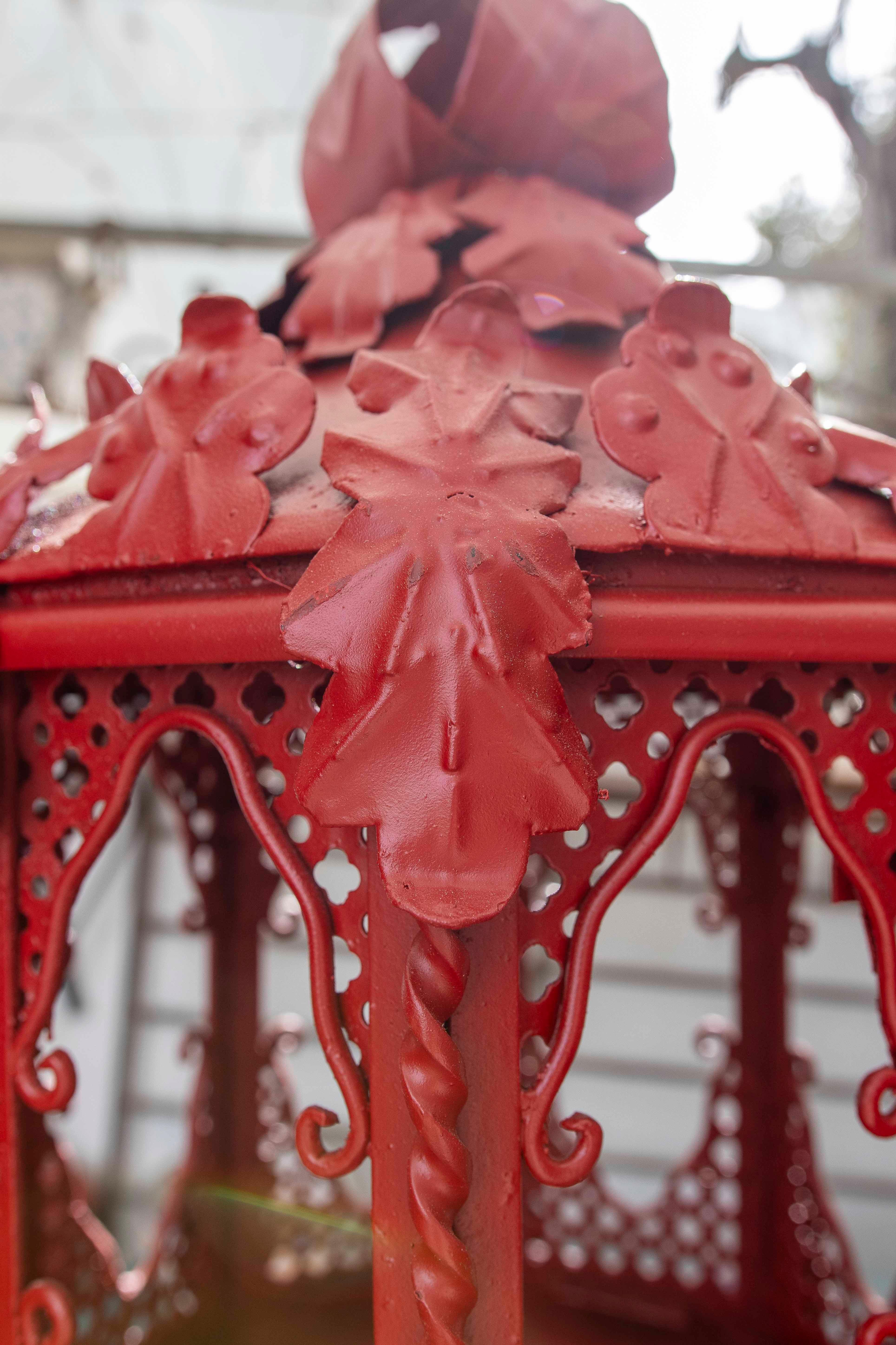 Coppia di lampade in ferro battuto rosso e decorazioni in ottone degli anni '70 in vendita 2