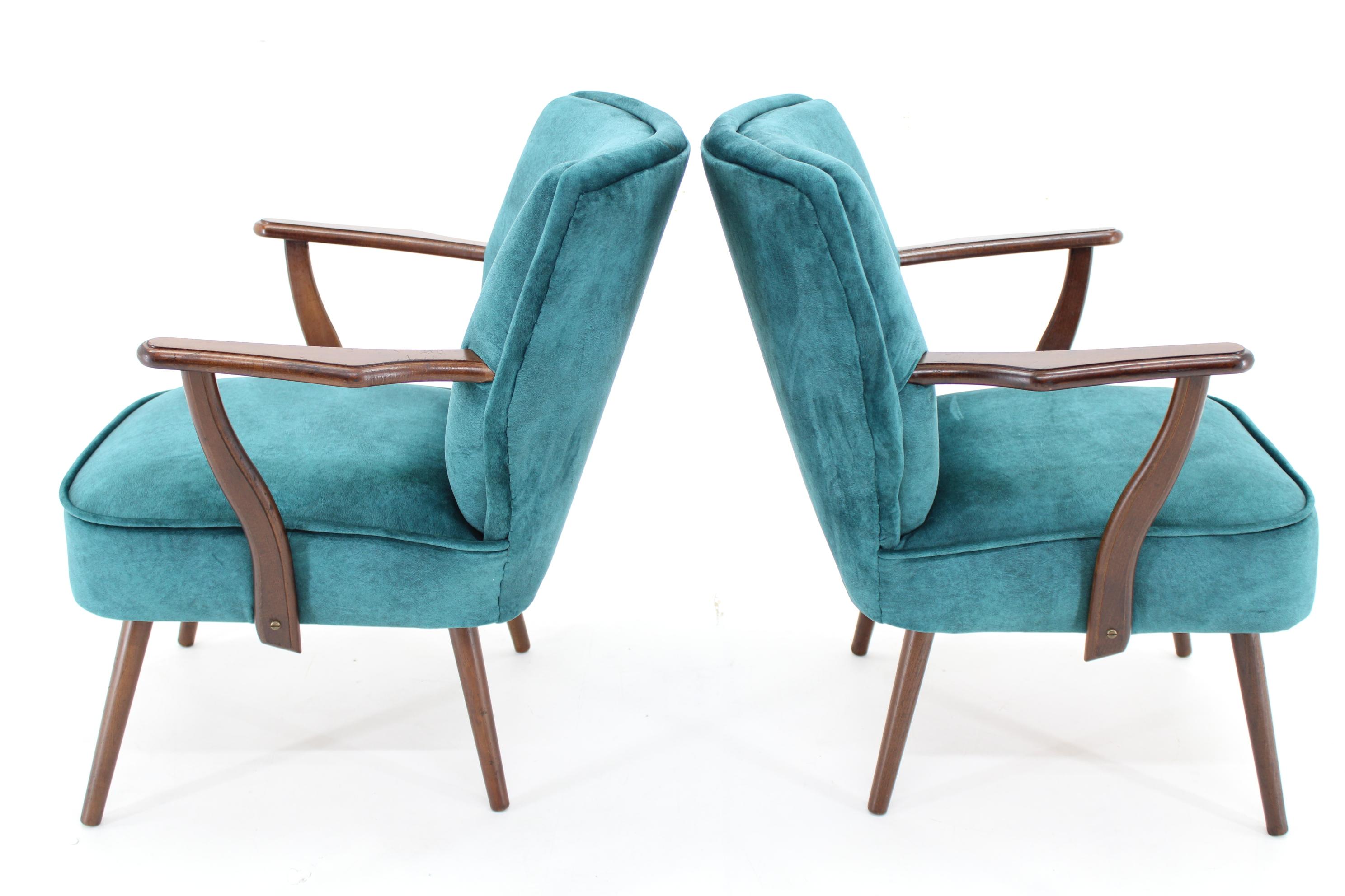 1970s Pair of Refurbished Beech Armchairs in Velvet, Czechoslovakia In Good Condition For Sale In Praha, CZ