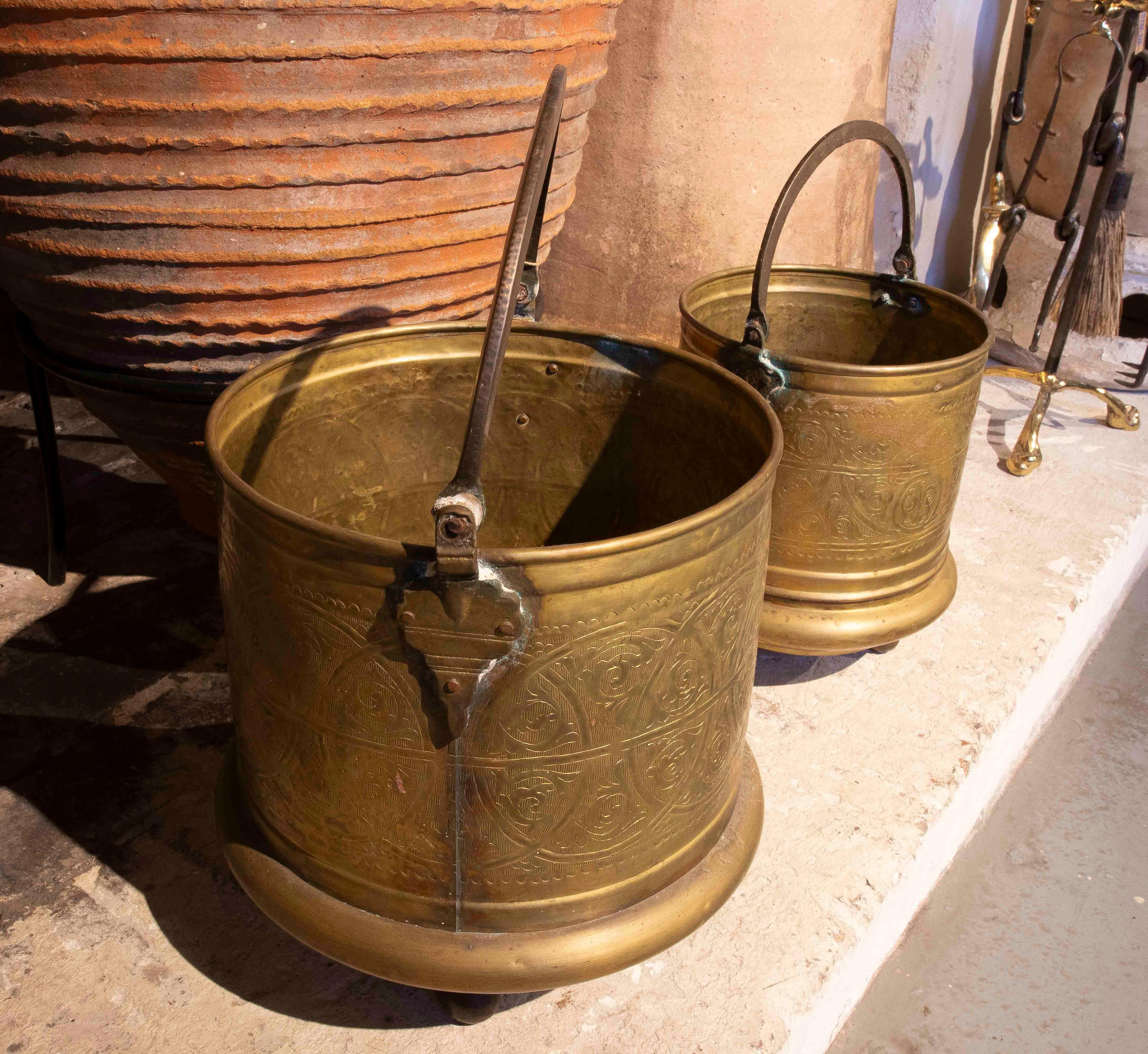 1970 Paire de jardinières en laiton repoussé avec poignées Bon état - En vente à Marbella, ES