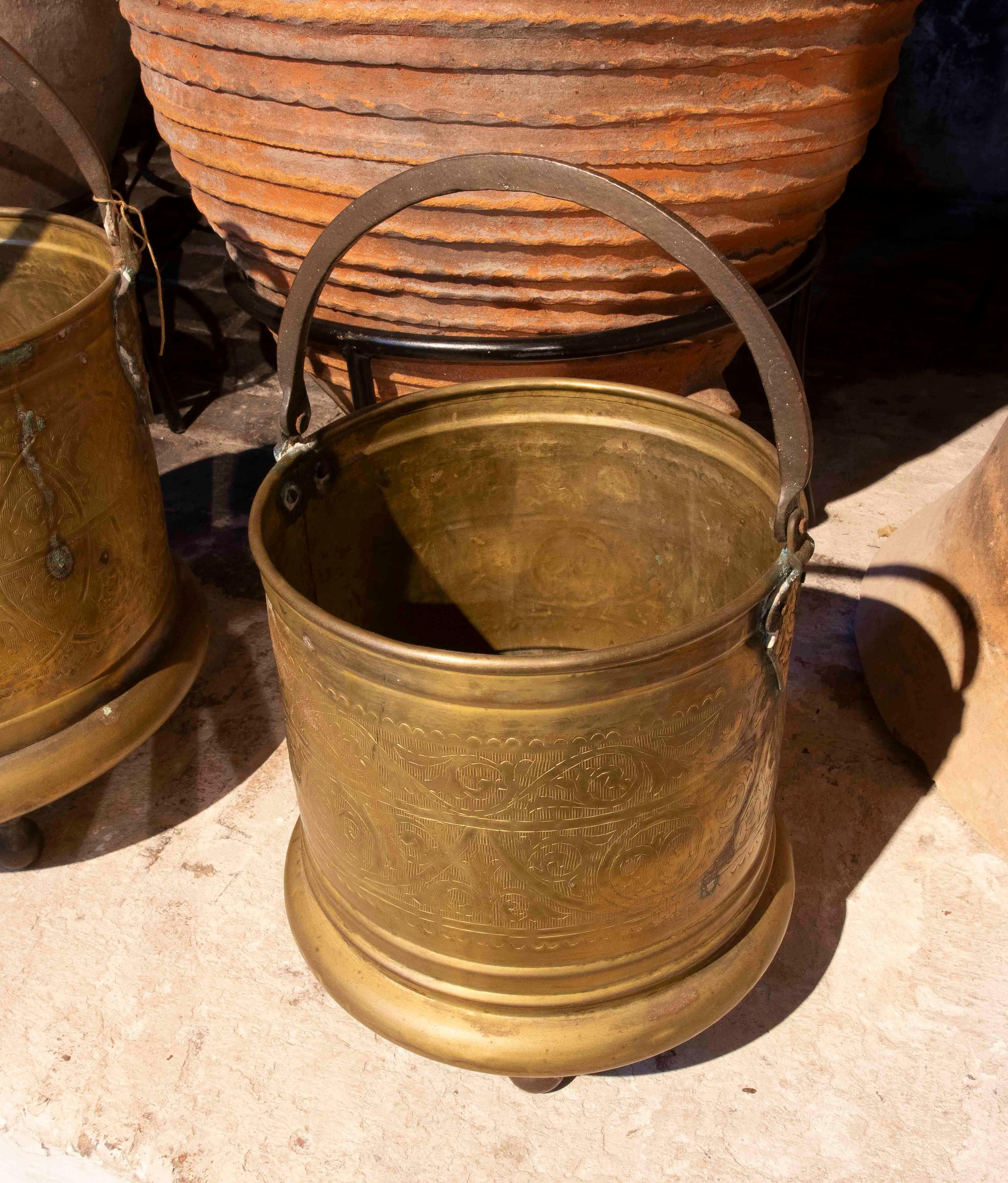 Laiton 1970 Paire de jardinières en laiton repoussé avec poignées en vente