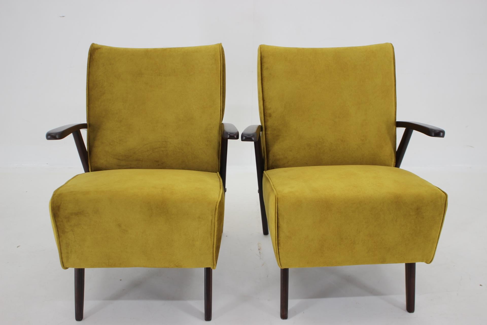 1970s Pair of Restored Armchairs, Czechoslovakia In Good Condition For Sale In Praha, CZ