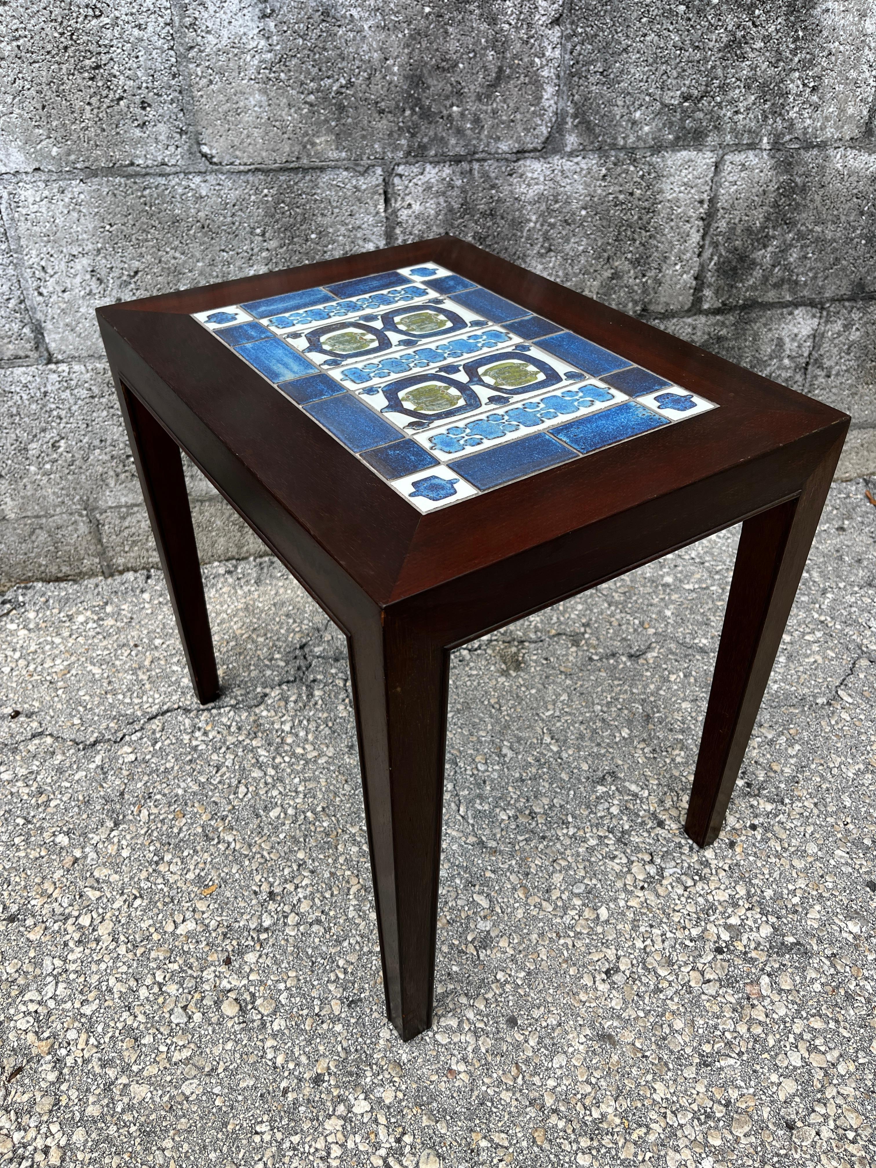 Mid Century Danish Modern side table with tile inlay by Severin Hansen. C 1960S en venta 2