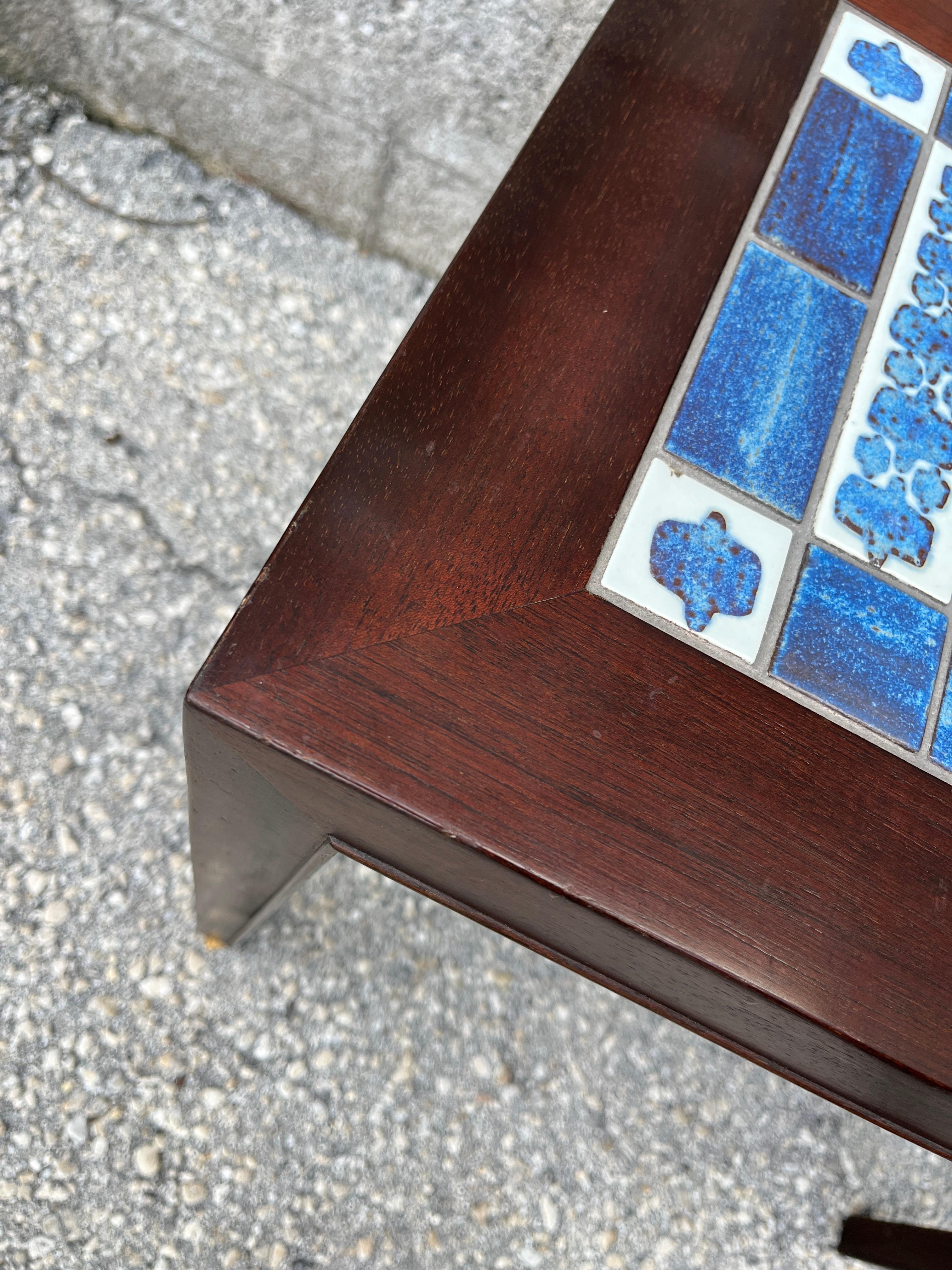 Mid Century Danish Modern side table with tile inlay by Severin Hansen. C 1960S en venta 12